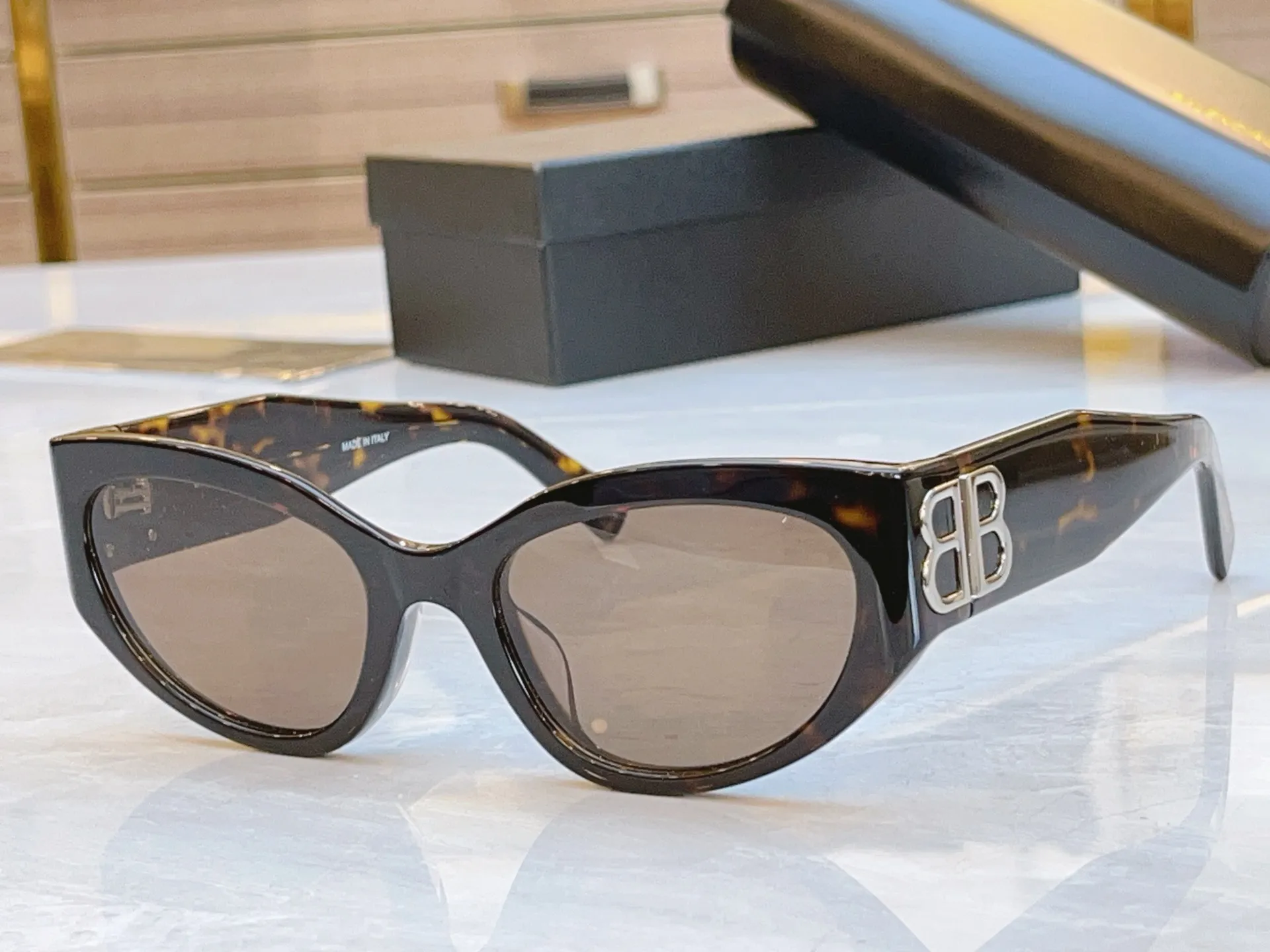 BALENCIAGA 新作サングラス 黒 キャッツアイ - 画像 (7)