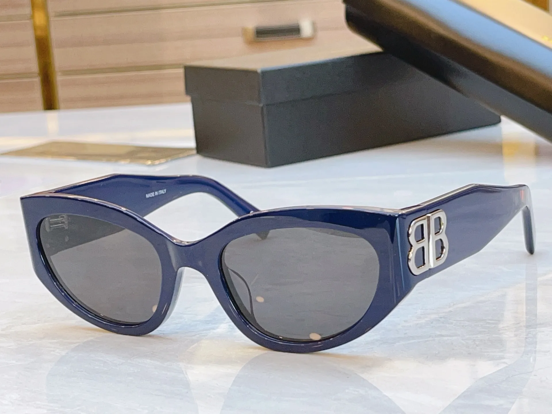 BALENCIAGA 新作サングラス 黒 キャッツアイ - 画像 (9)