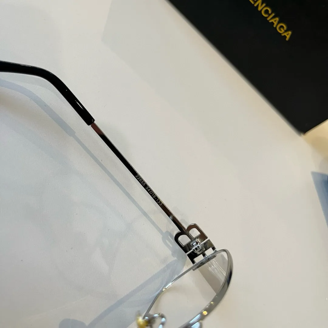 BALENCIAGA新作黒スクエアフレームサングラス - 画像 (6)