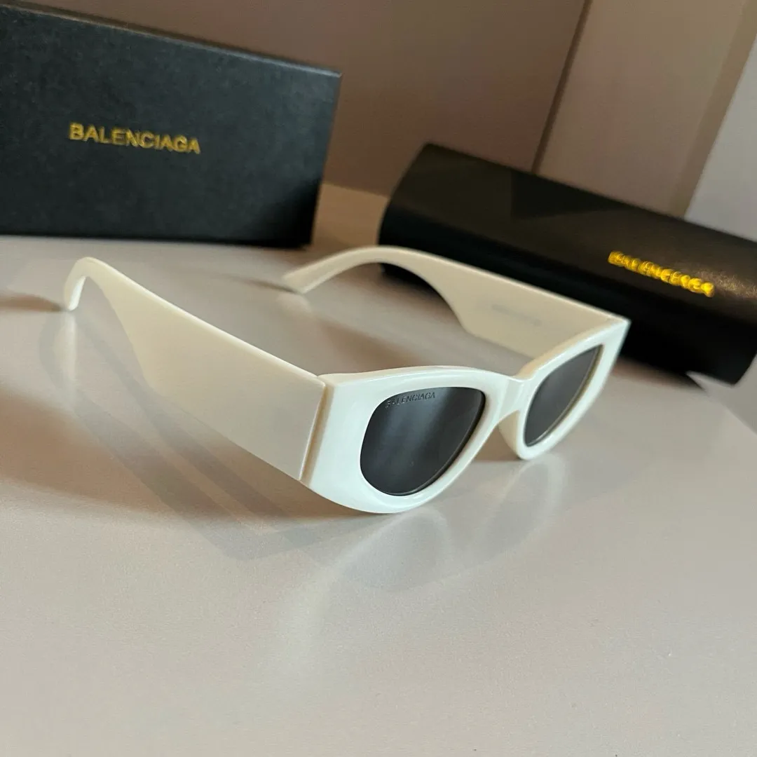 BALENCIAGA 白 キャッツアイサングラス 新作