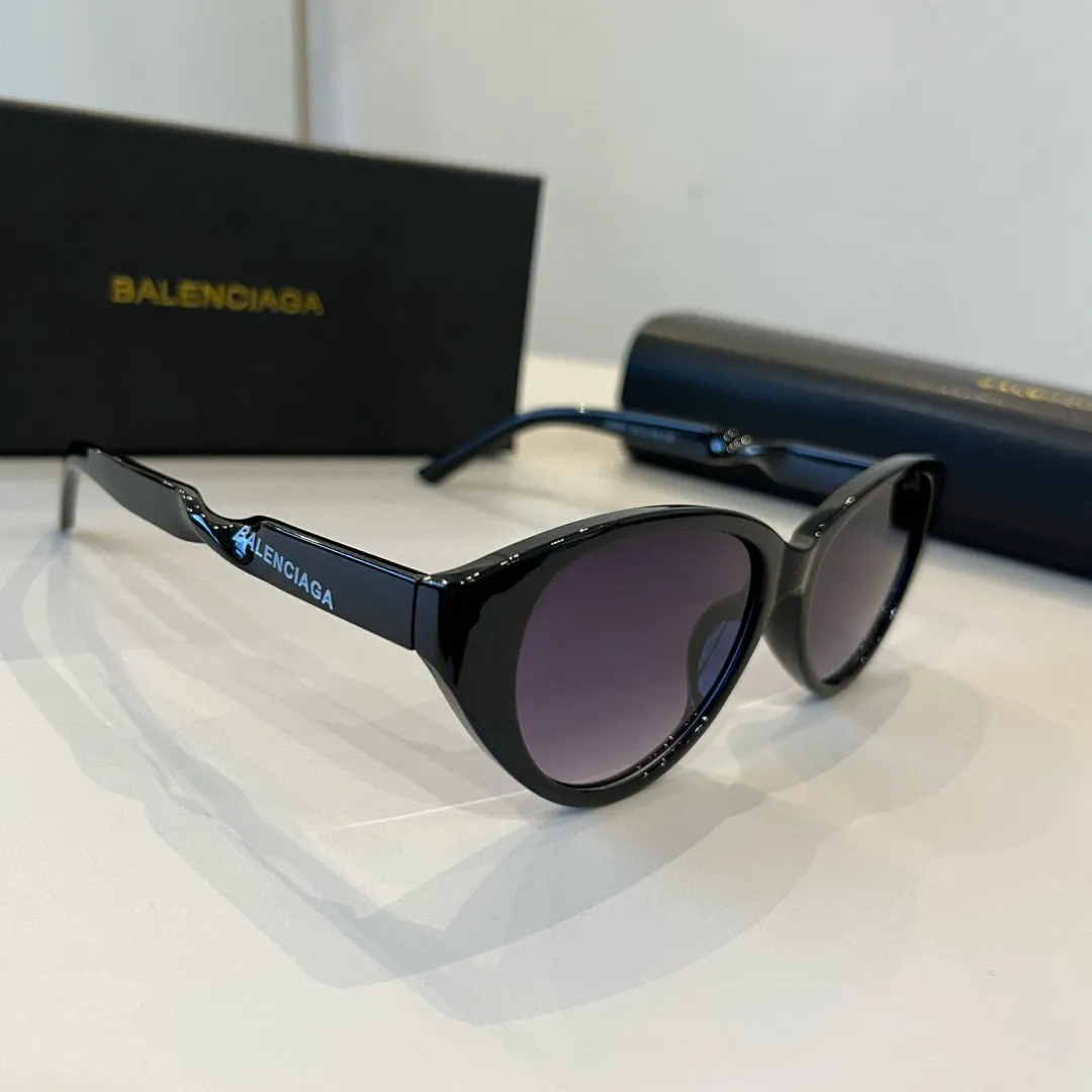 BALENCIAGA新作黒キャッツアイサングラス