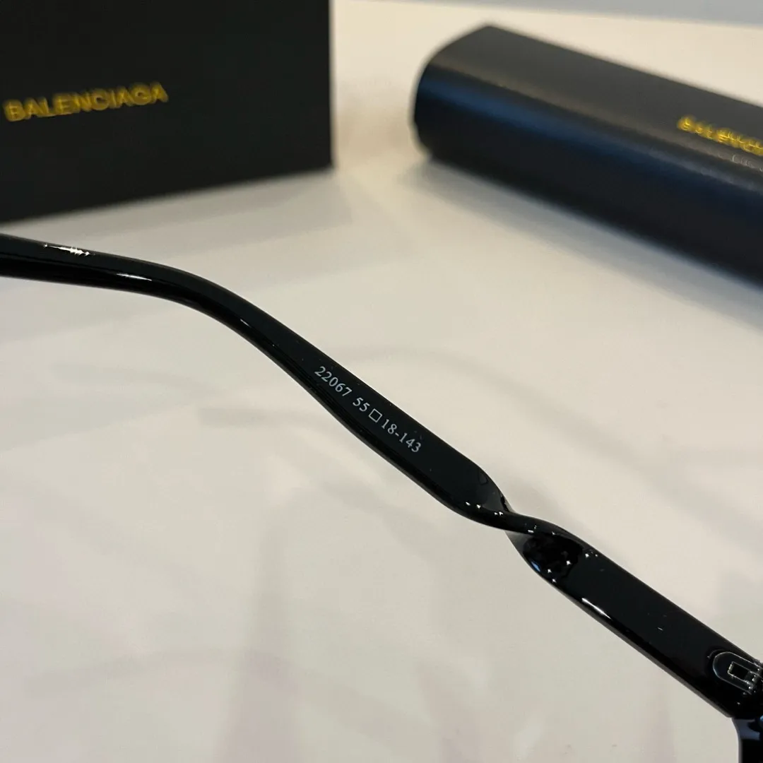 BALENCIAGA新作黒キャッツアイサングラス - 画像 (10)