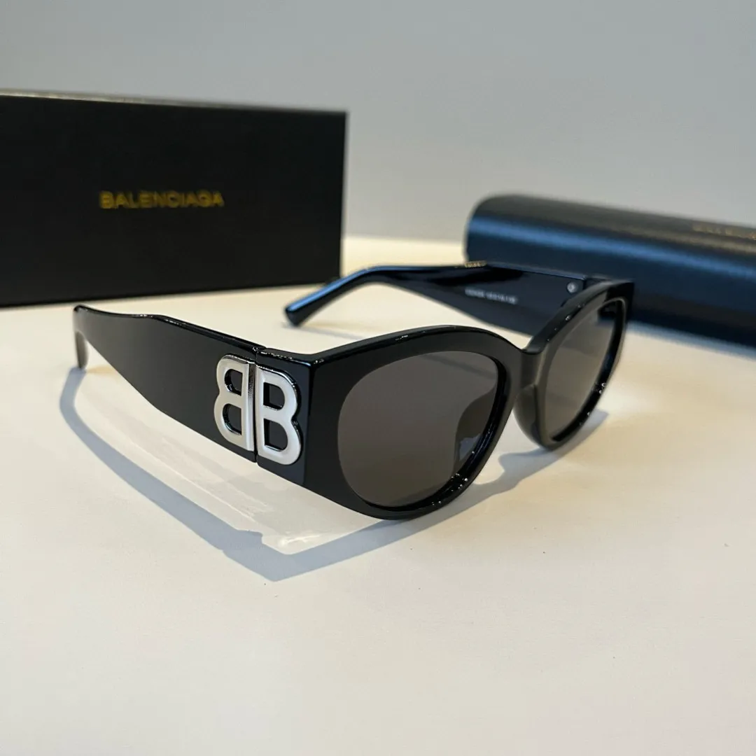 BALENCIAGA新作黒サングラスキャッツアイ