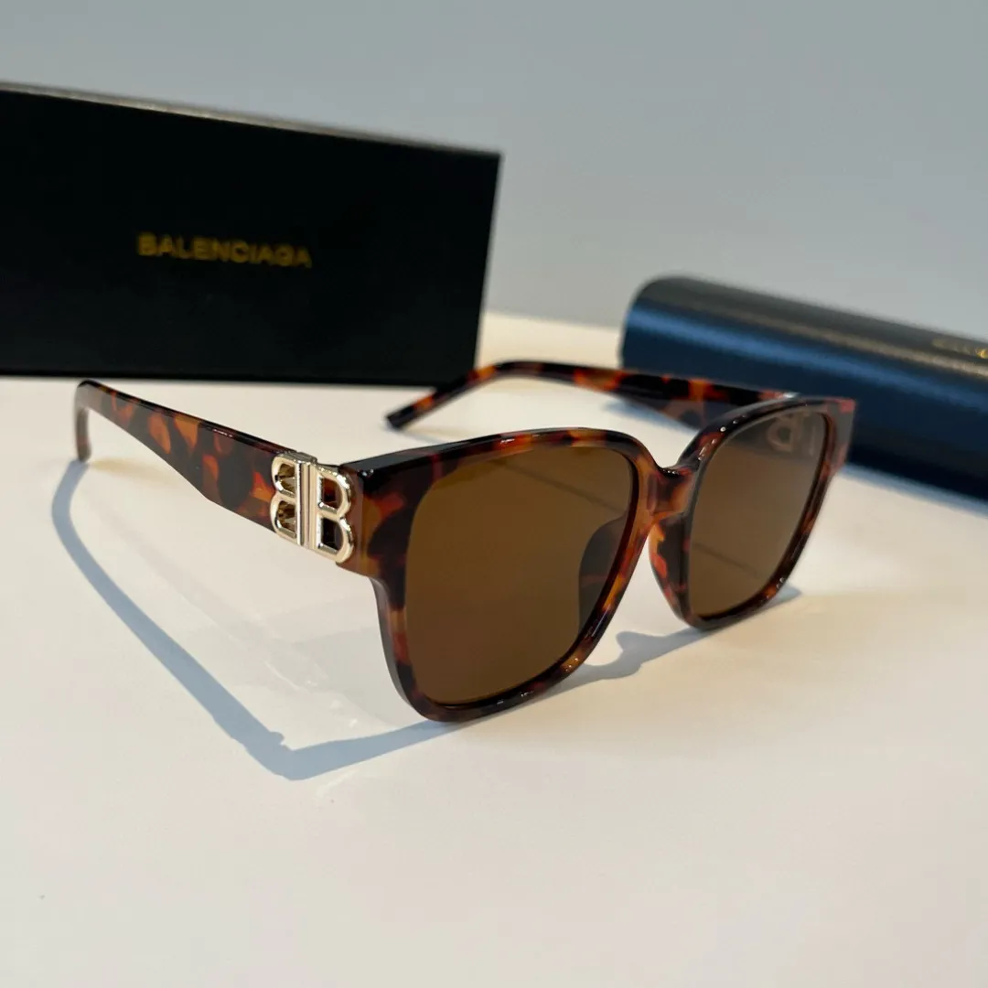 BALENCIAGA新作黒サングラスファッション