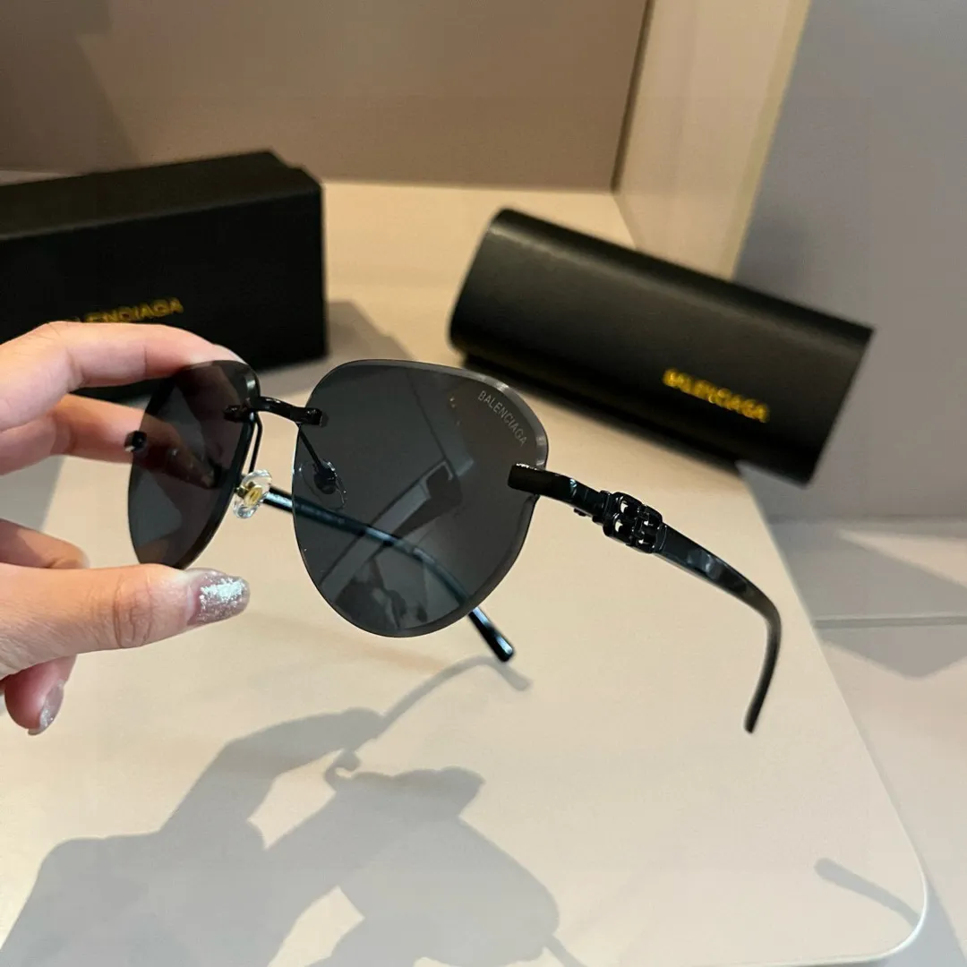 BALENCIAGA新作黒サングラスアークデザイン - 画像 (4)