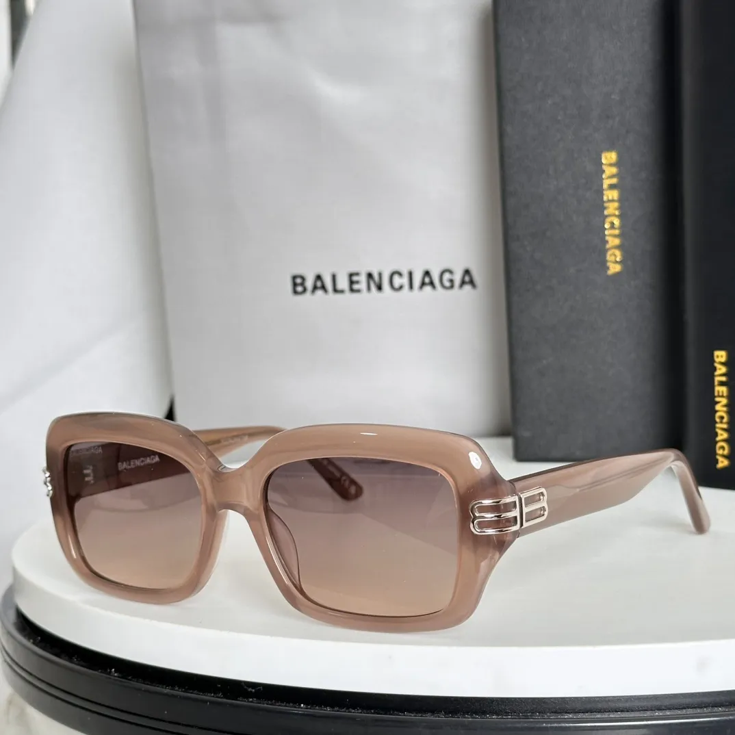 BALENCIAGA新作黒アークサングラス