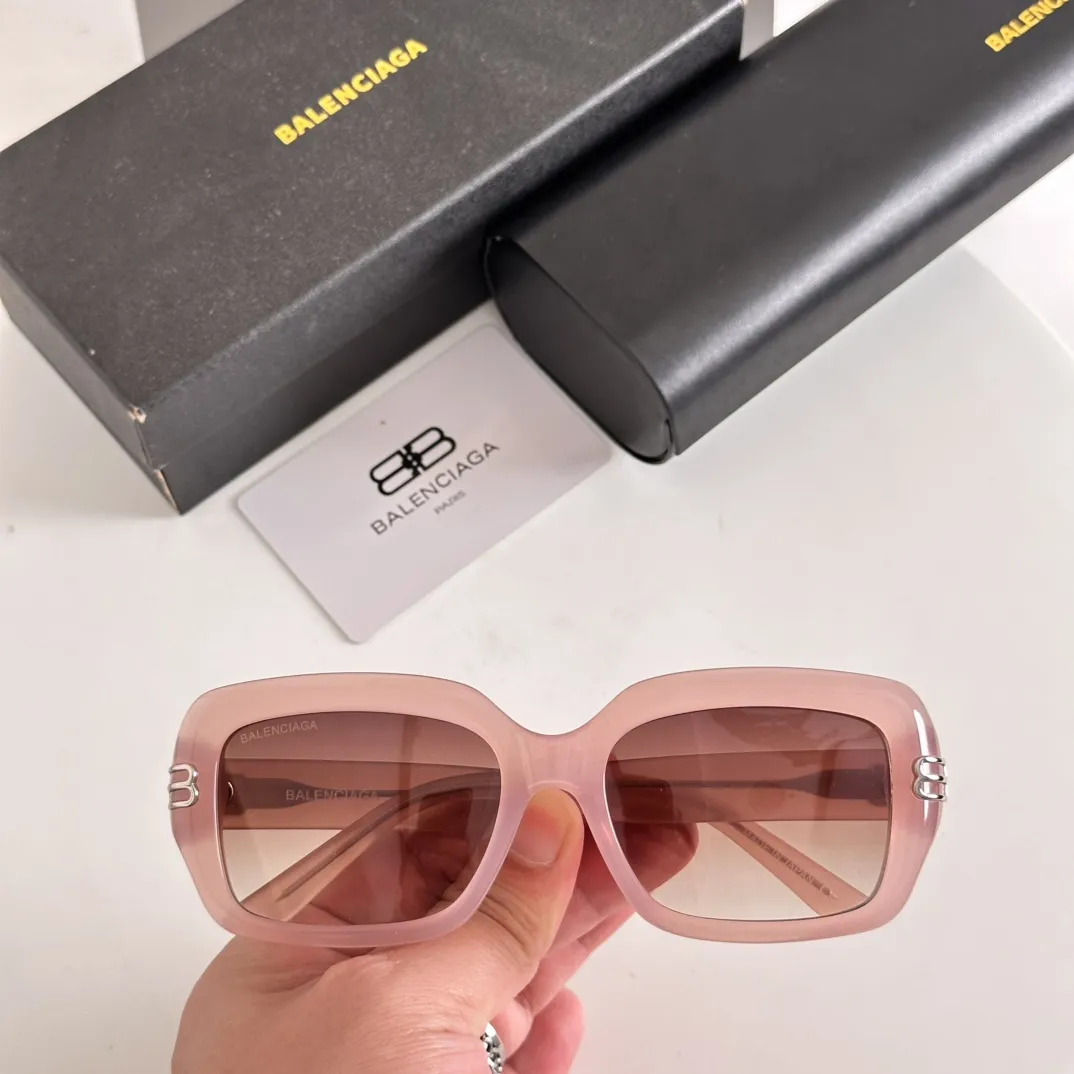 BALENCIAGA新作ピンクサングラスアーク型