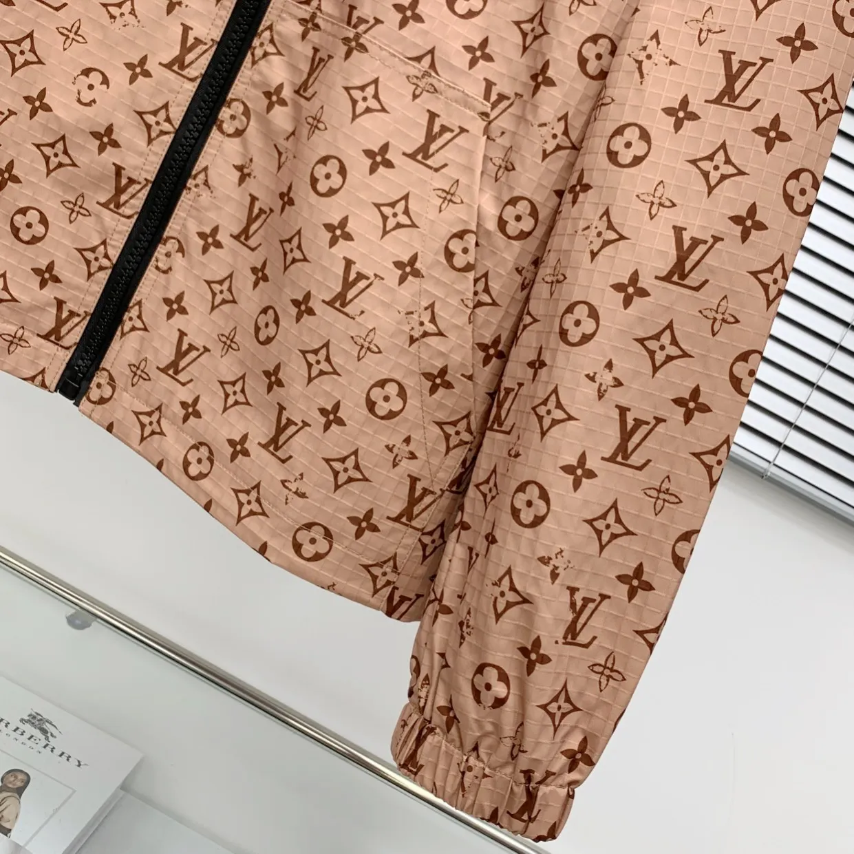 LOUIS VUITTON 2025年秋冬 注目のジャケット ブラック ブラウン - 画像 (8)