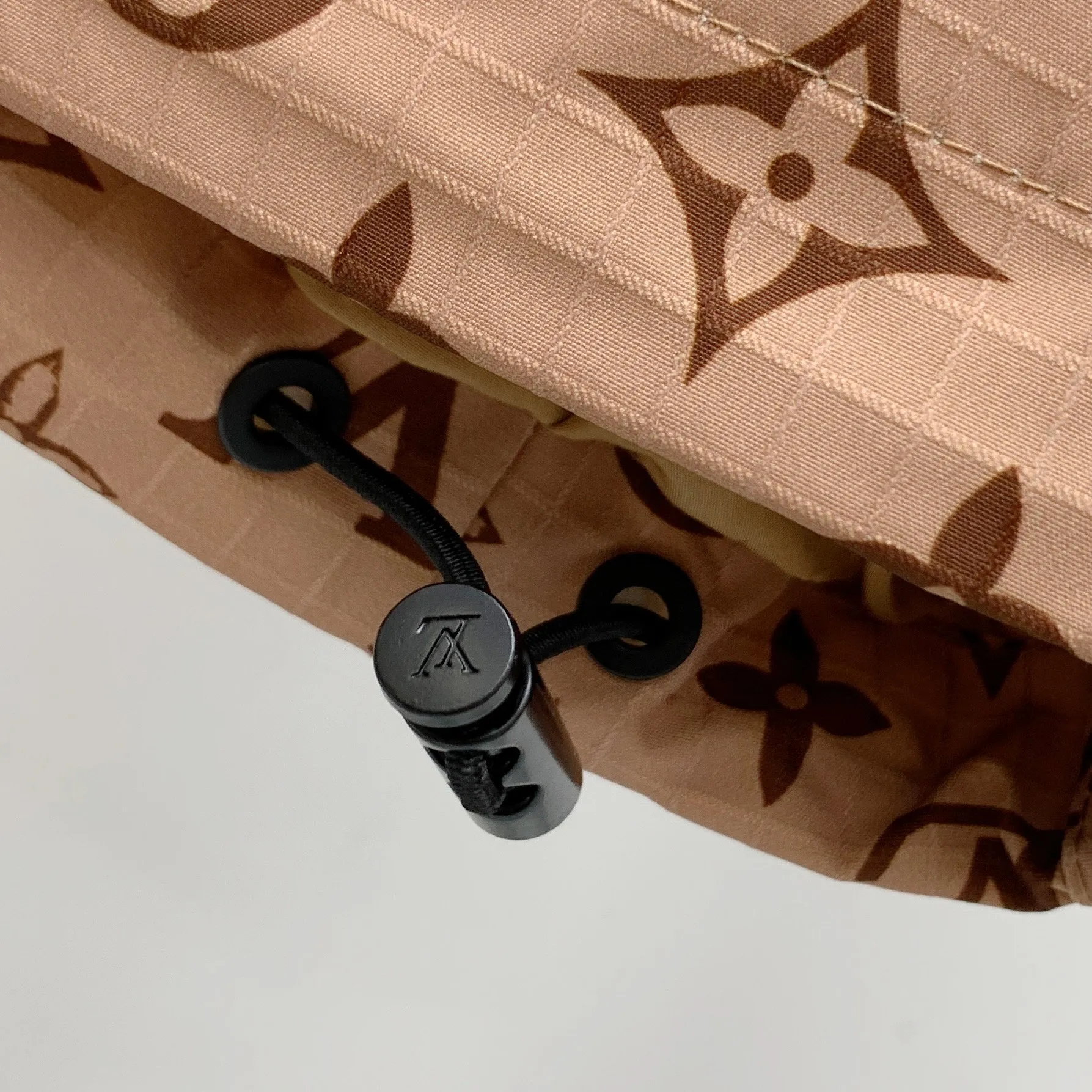 LOUIS VUITTON 2025年秋冬 注目のジャケット ブラック ブラウン - 画像 (10)