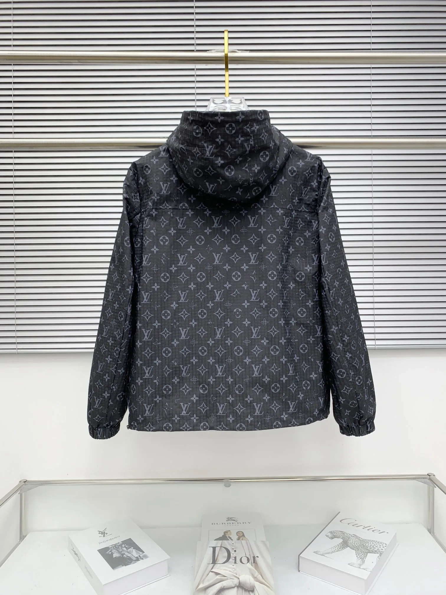 LOUIS VUITTON 2025秋冬人気ジャケット ブラックフーディスタイル - 画像 (3)