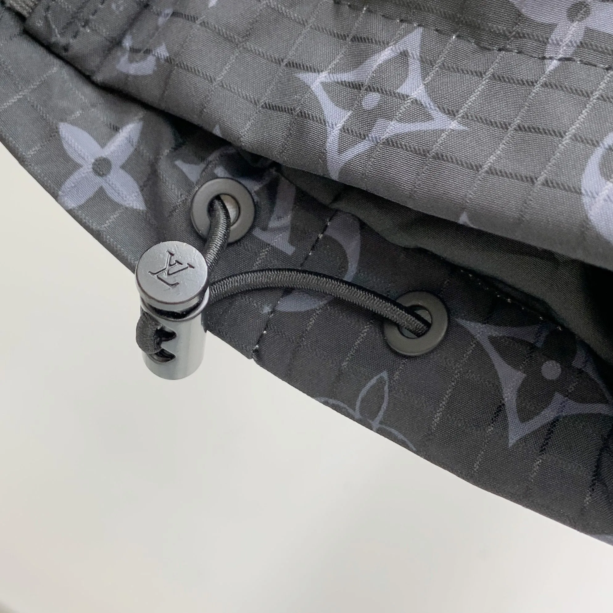 LOUIS VUITTON 2025秋冬人気ジャケット ブラックフーディスタイル - 画像 (10)