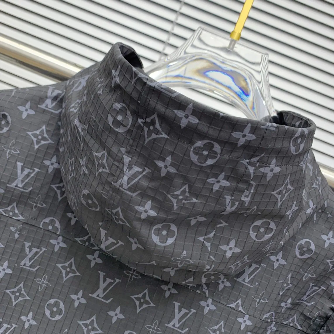 LOUIS VUITTON 2025秋冬人気ジャケット ブラックフーディスタイル - 画像 (11)