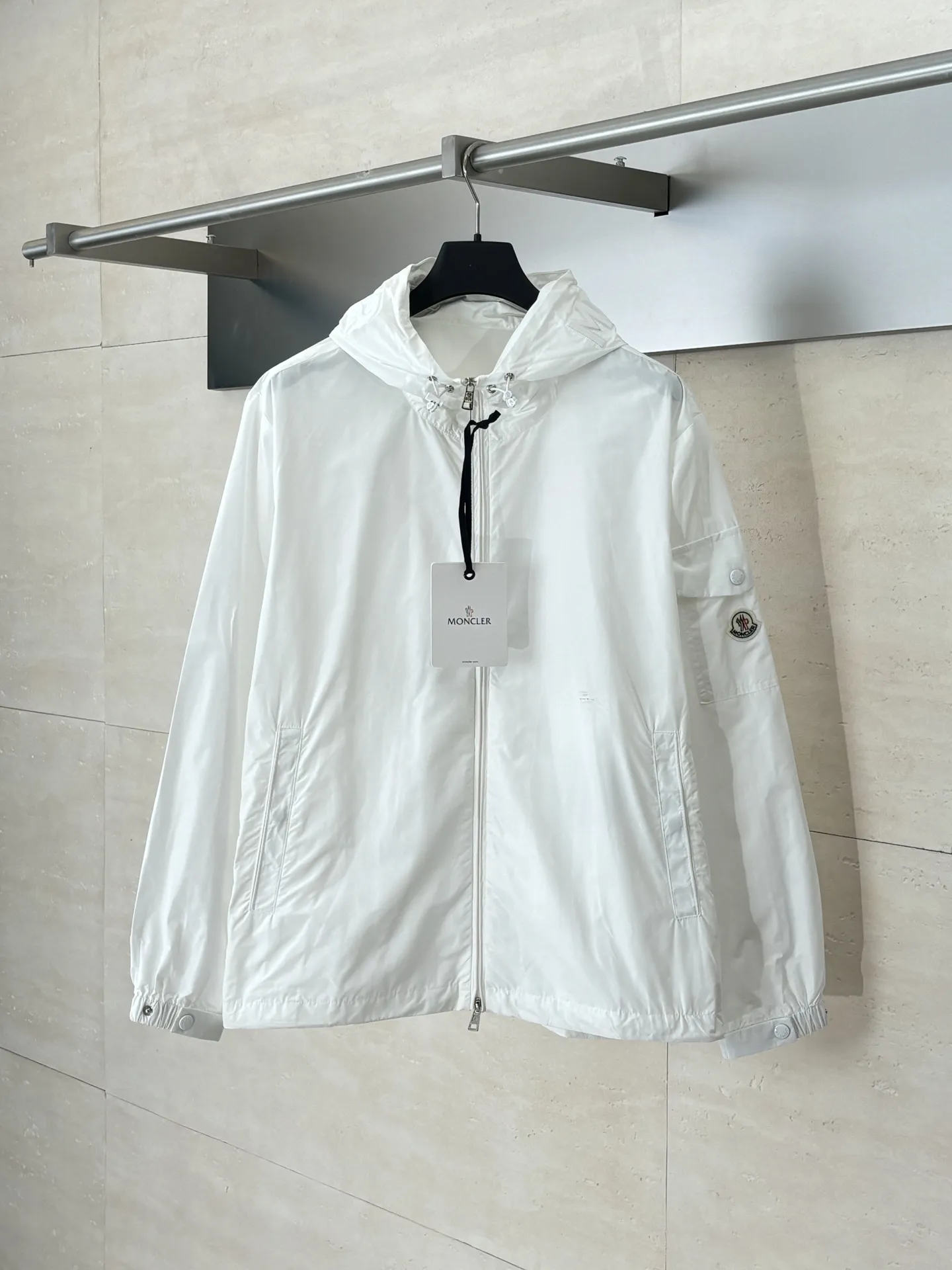 Moncler 新作早春刺繍入りフード付きホワイトカジュアルジャケット