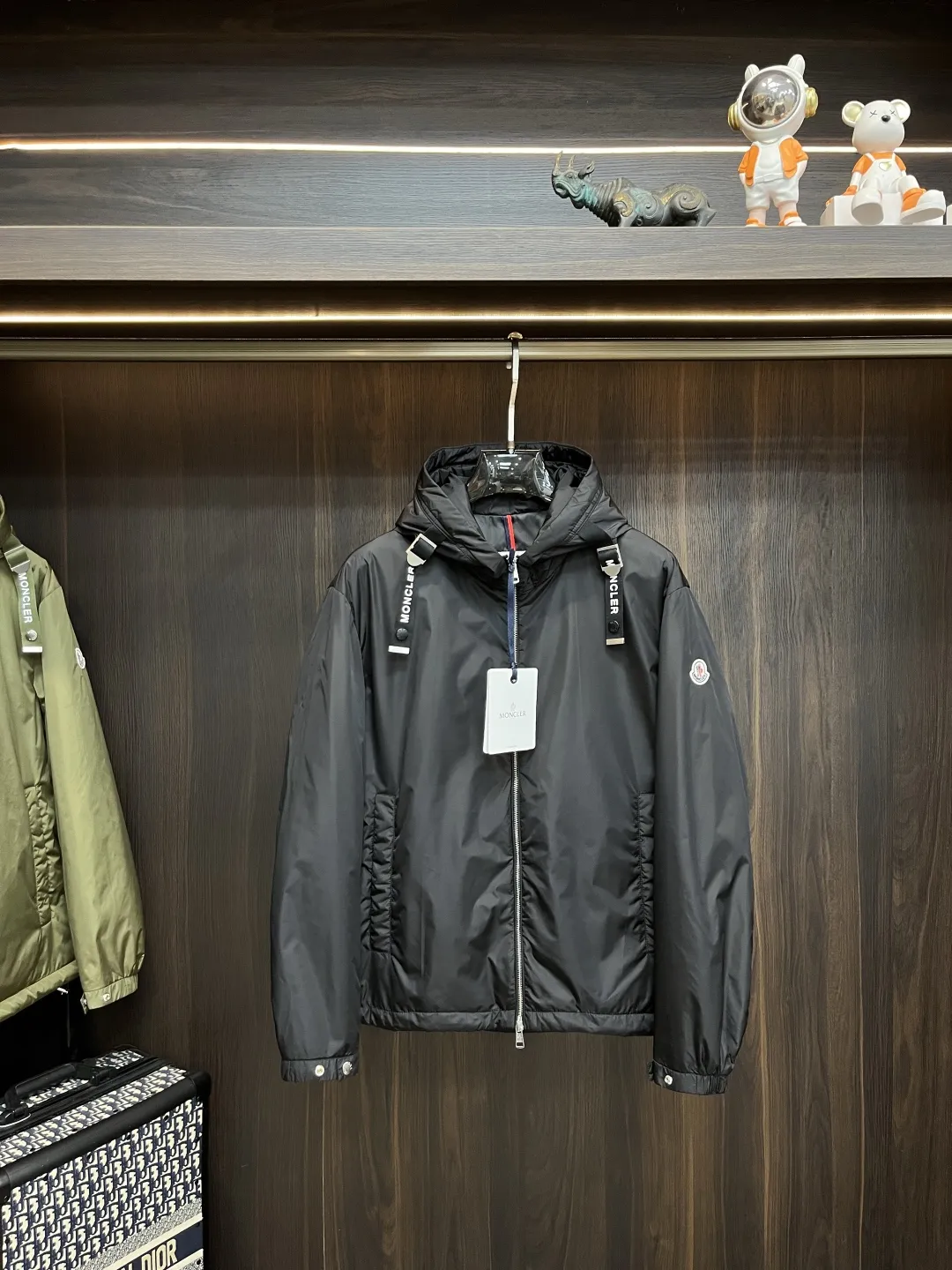 Moncler 2025ss初秋にぴったりの黒のフード付きスウェットシャツジャケット