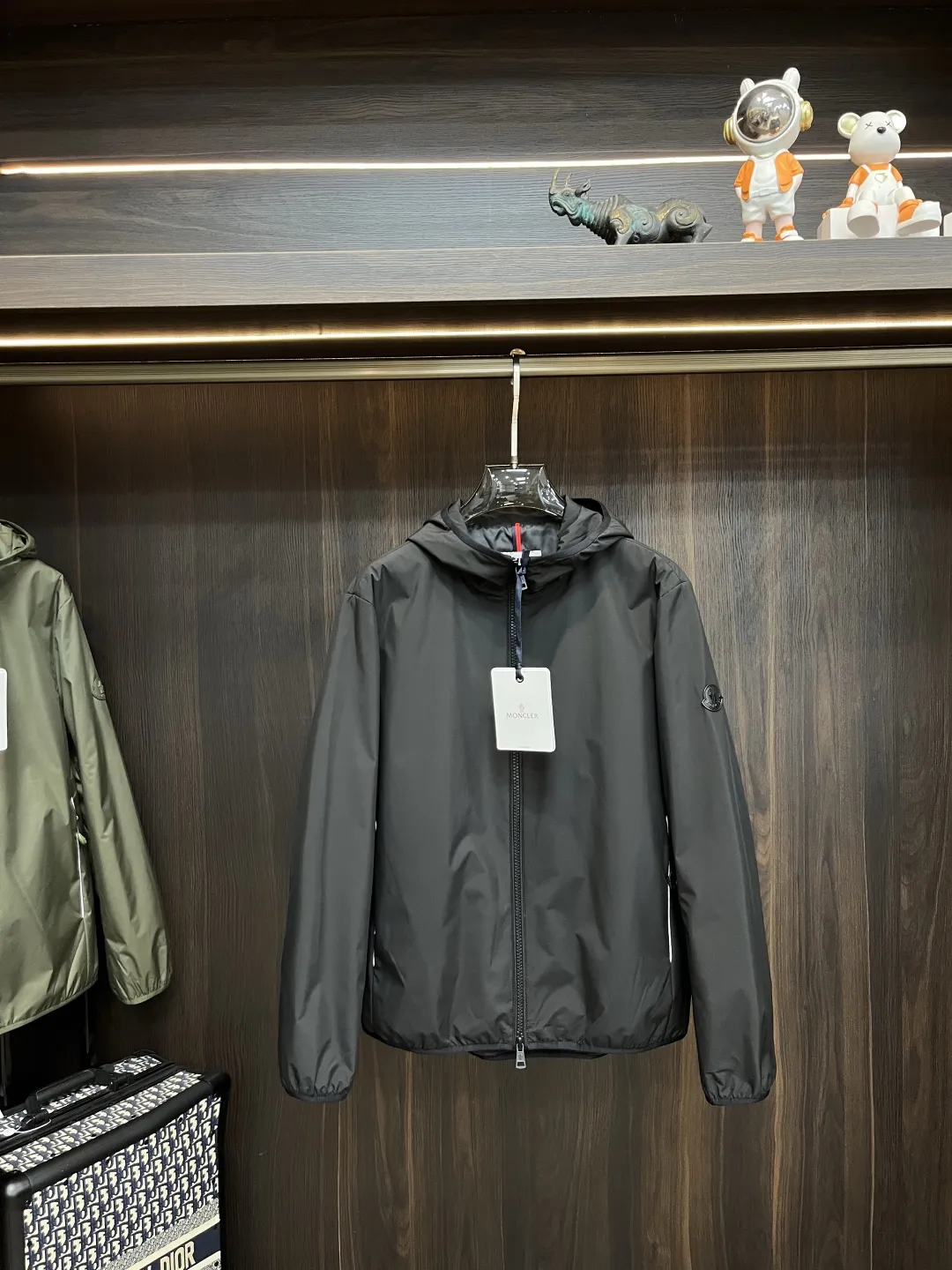 Moncler 2025ss初秋にぴったりの新作ブラックフード付きジャケット