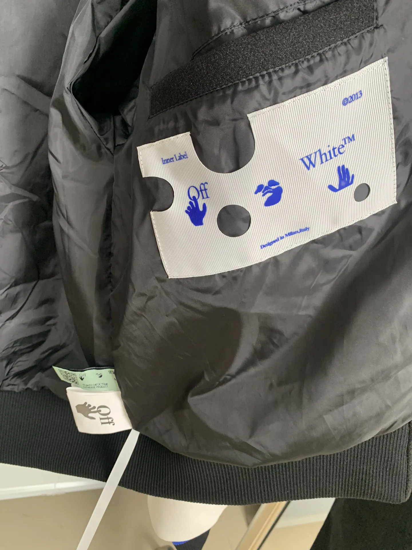 Off White OW ブラック刺繍ロゴバーシティジャケット - 画像 (10)