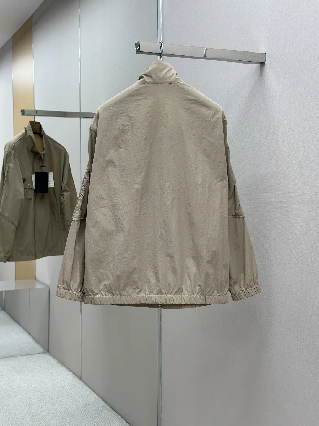 PRADA 25SS新款ベージュニロンジャケット - 画像 (3)