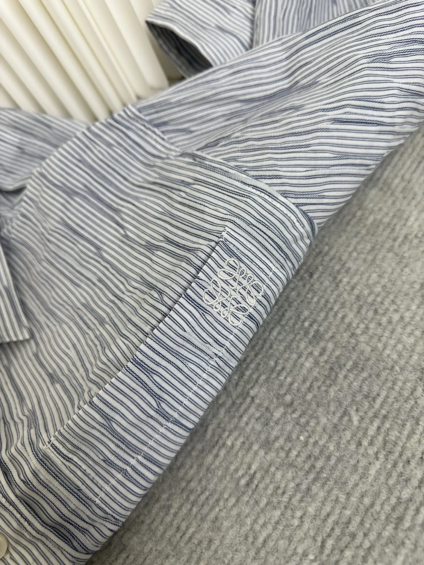 ロエウエ新作黒のチェック柄長袖シャツ - 画像 (9)