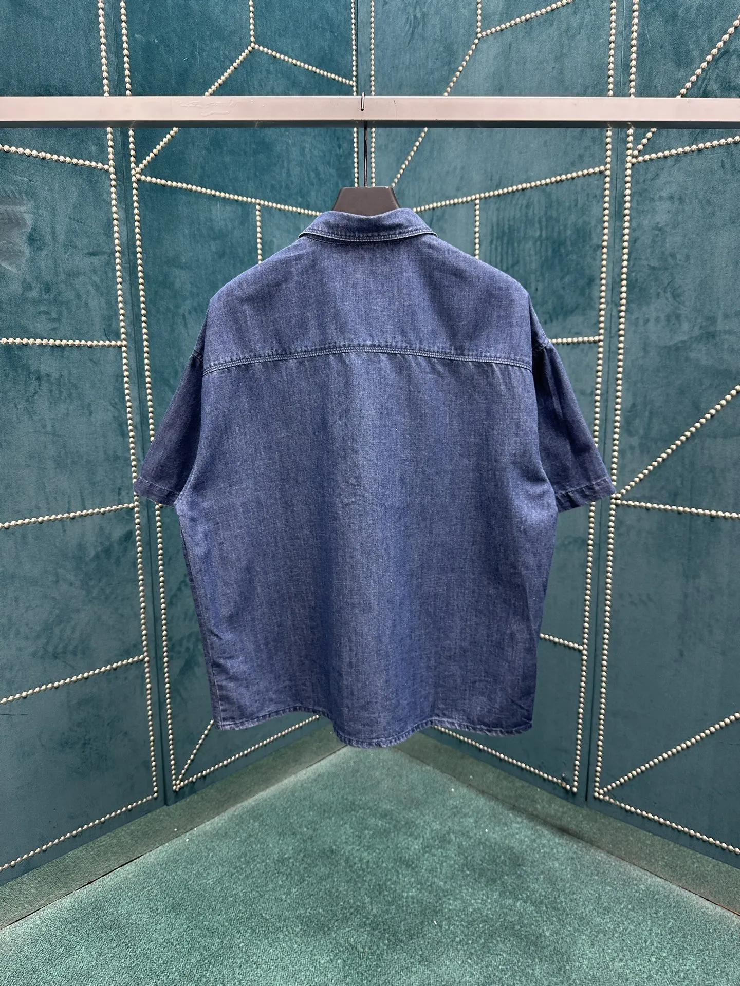 ロエベ新作黒デニムシャツスタイル - 画像 (3)