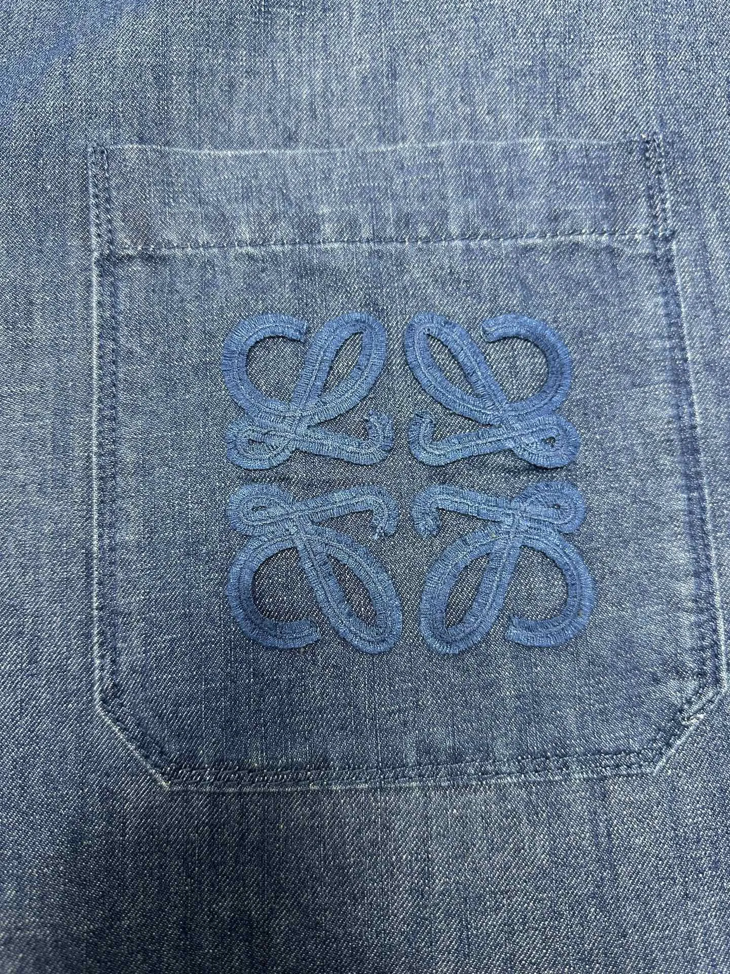 ロエベ新作黒デニムシャツスタイル - 画像 (5)