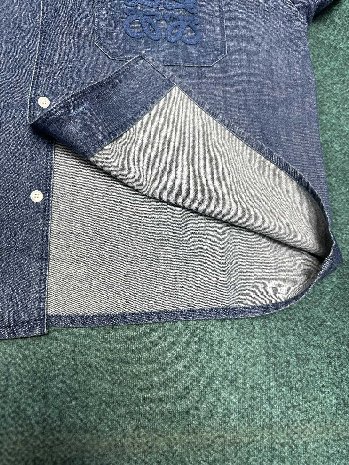 ロエベ新作黒デニムシャツスタイル - 画像 (8)