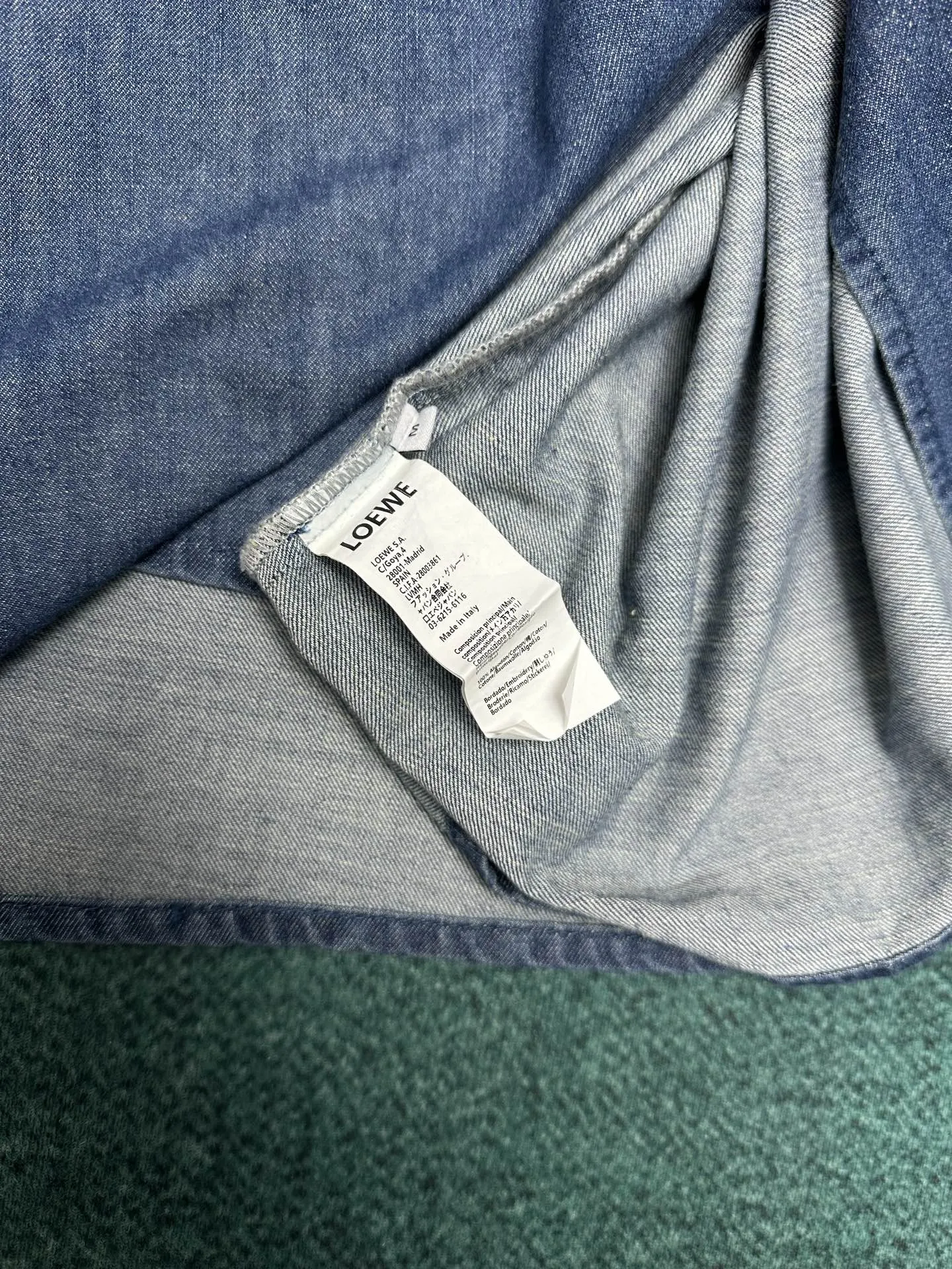 ロエベ新作黒デニムシャツスタイル - 画像 (9)