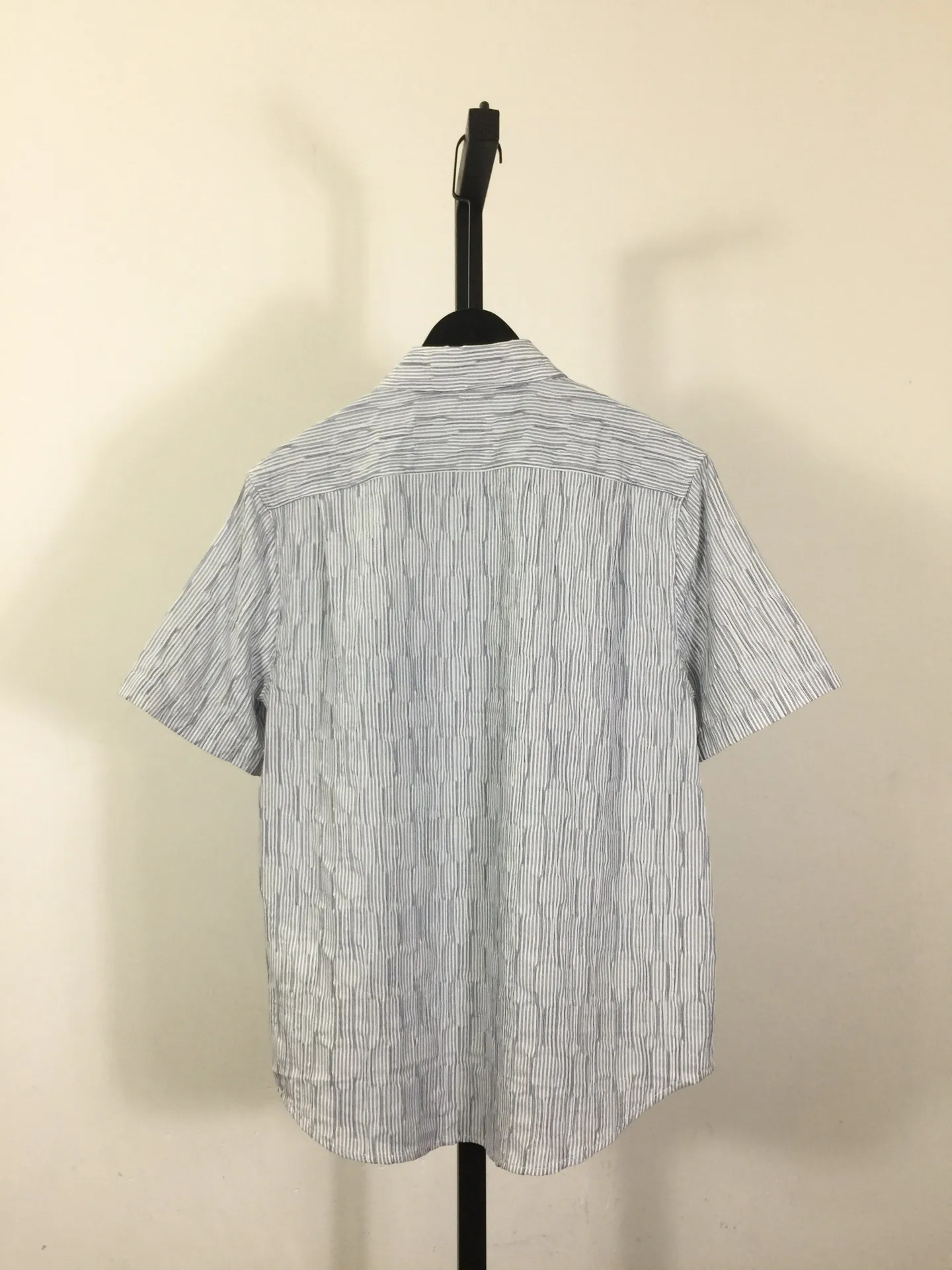 ロエウェ2025ss新作黒い縞模様の波状テクスチャシャツ - 画像 (4)