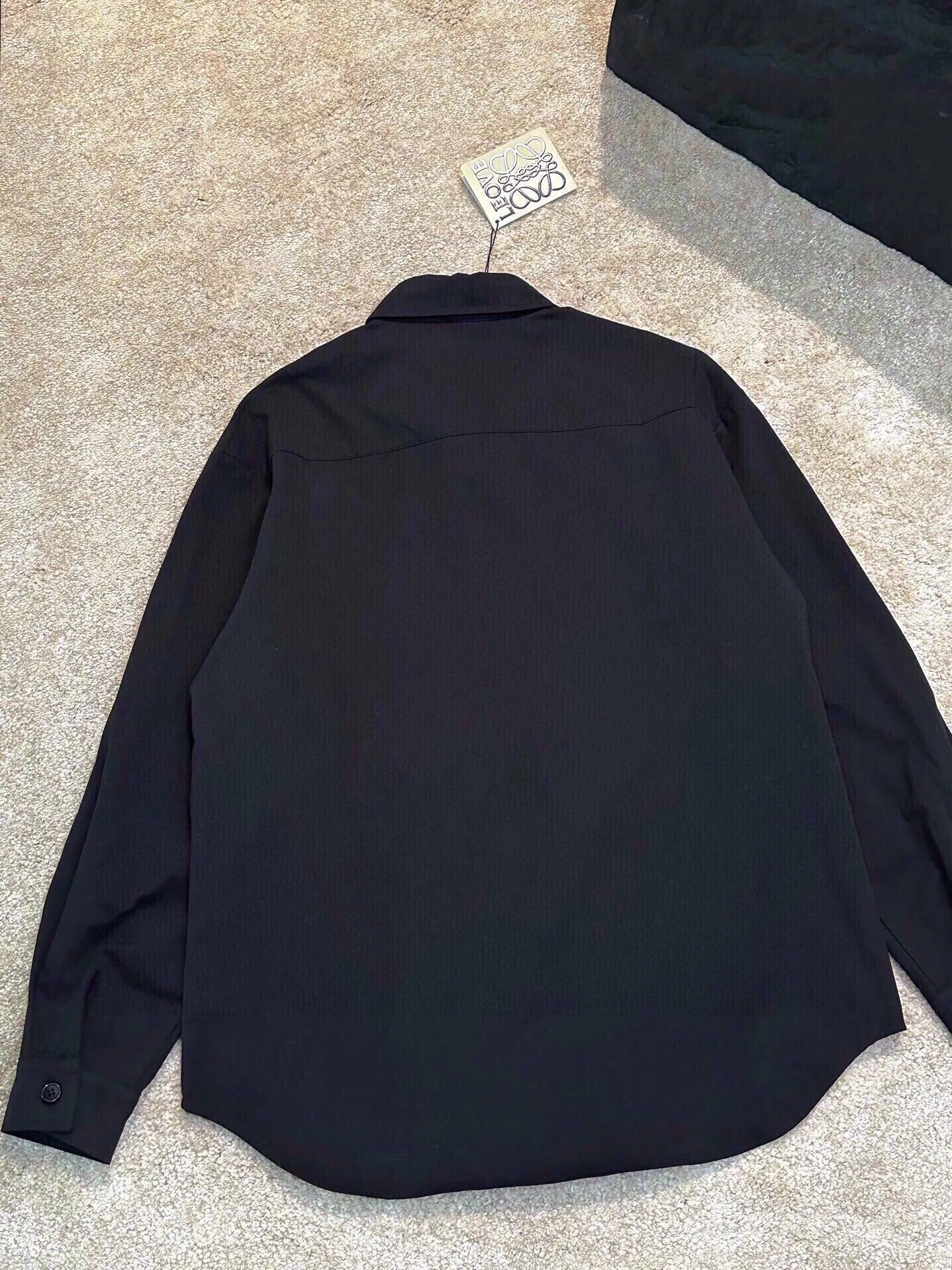 ロエベ新作黒のチェック柄シャツ - 画像 (3)