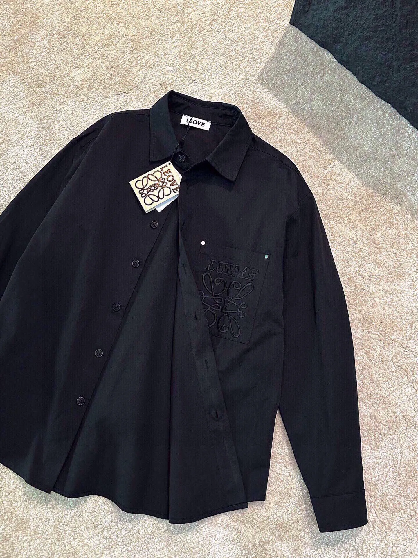 ロエベ新作黒のチェック柄シャツ - 画像 (4)