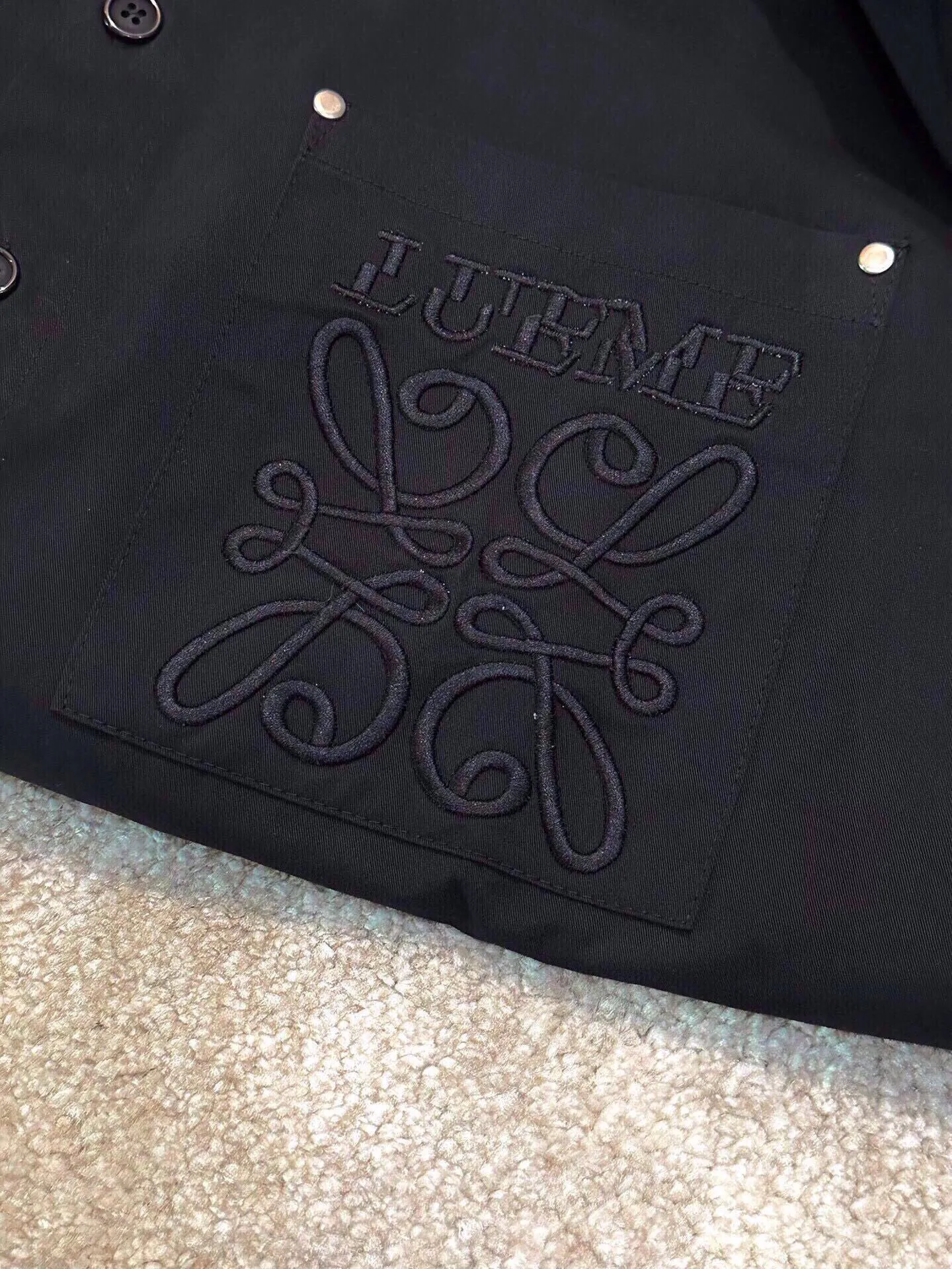 ロエベ新作黒のチェック柄シャツ - 画像 (8)