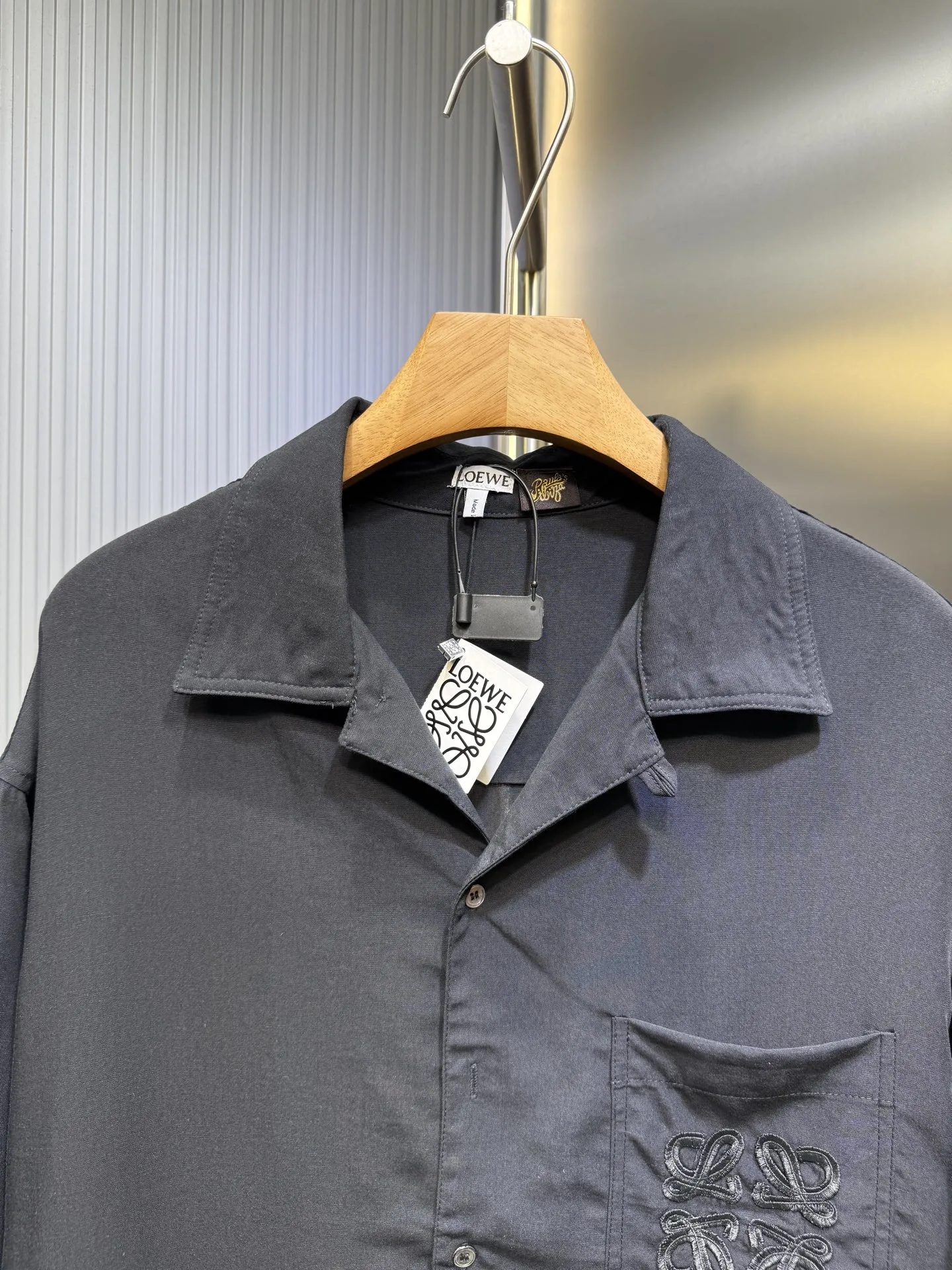 LOEWE新作黒の刺繍入りシルクシャツカジュアルスタイル - 画像 (3)