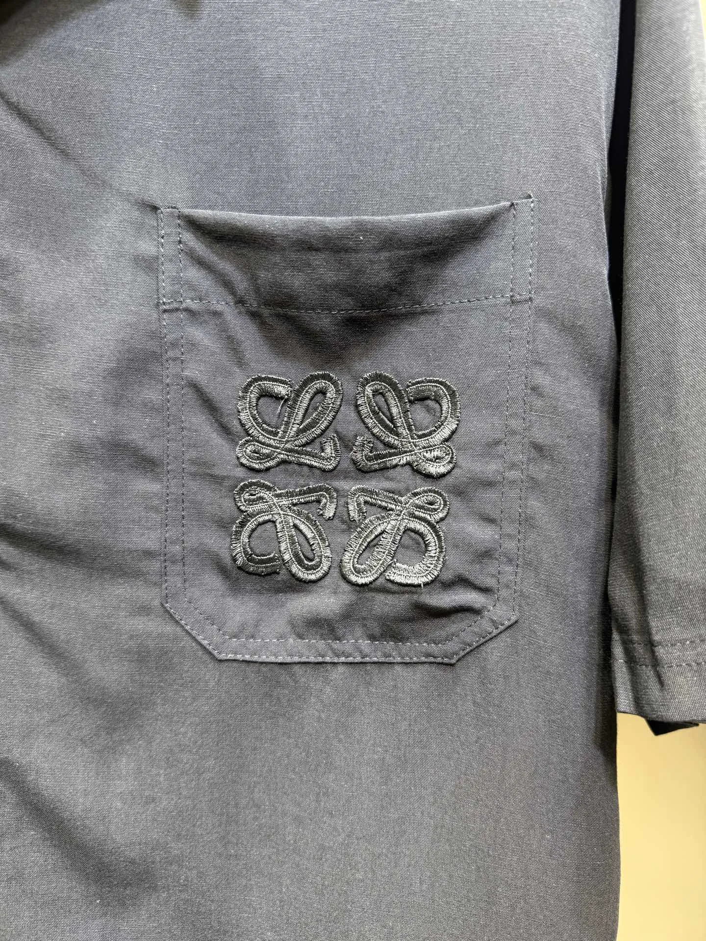 LOEWE新作黒の刺繍入りシルクシャツカジュアルスタイル - 画像 (4)