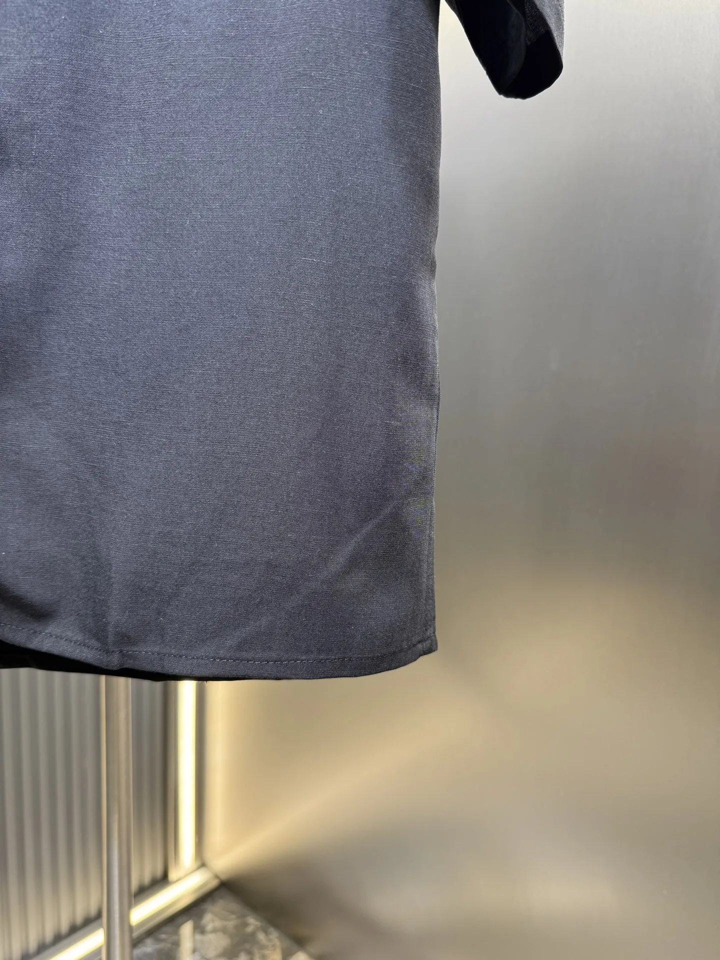 LOEWE新作黒の刺繍入りシルクシャツカジュアルスタイル - 画像 (5)