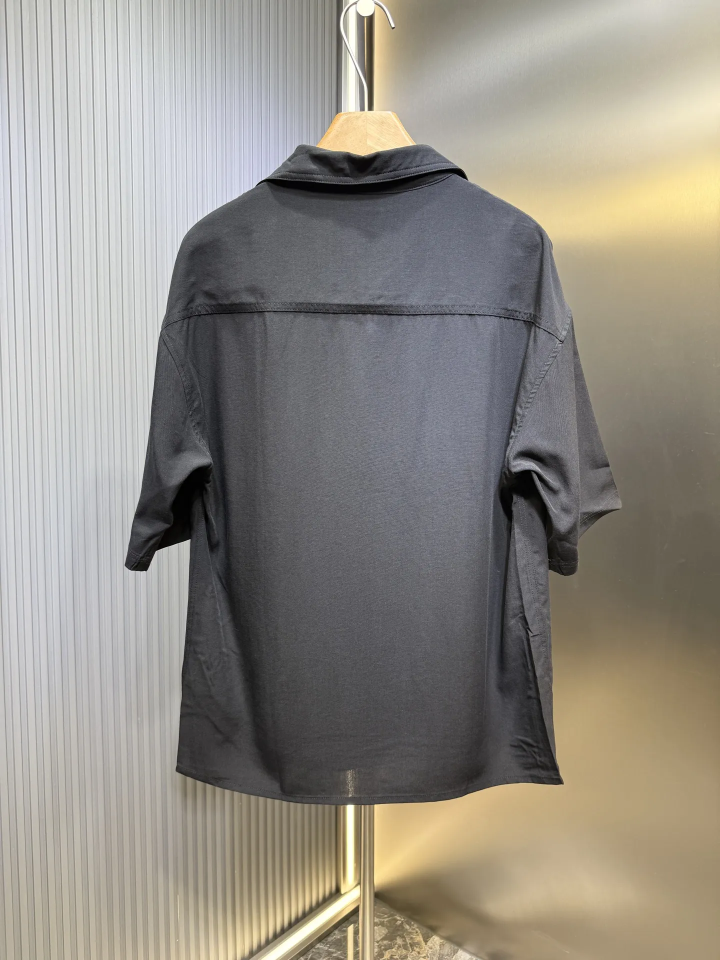 LOEWE新作黒の刺繍入りシルクシャツカジュアルスタイル - 画像 (6)