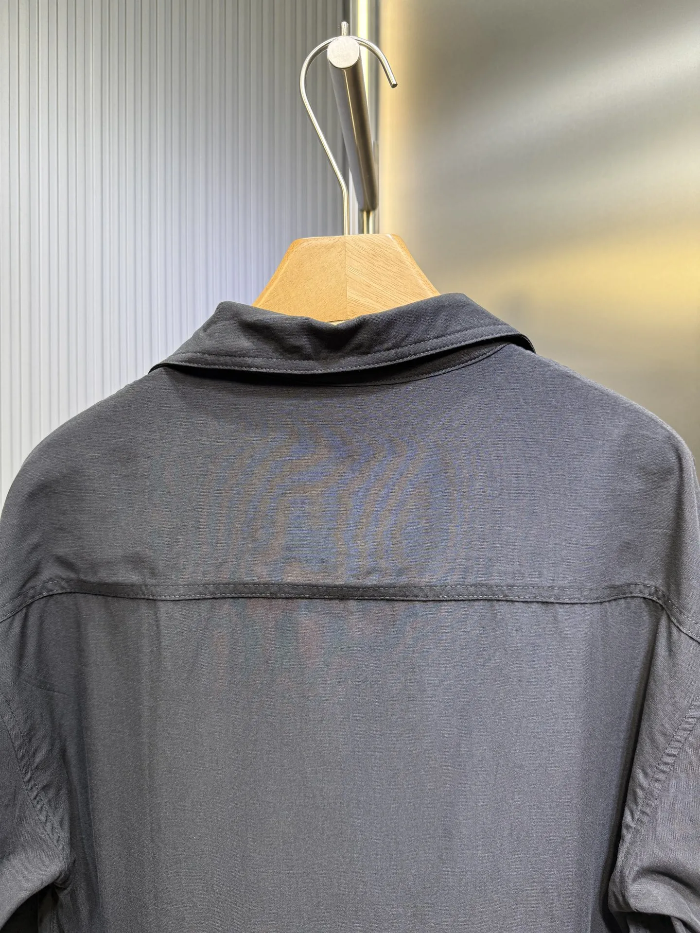 LOEWE新作黒の刺繍入りシルクシャツカジュアルスタイル - 画像 (7)