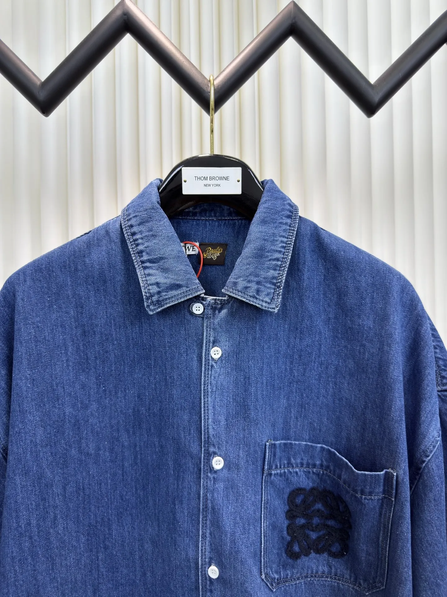 ロエウェ新作黒シャツスタイル - 画像 (3)