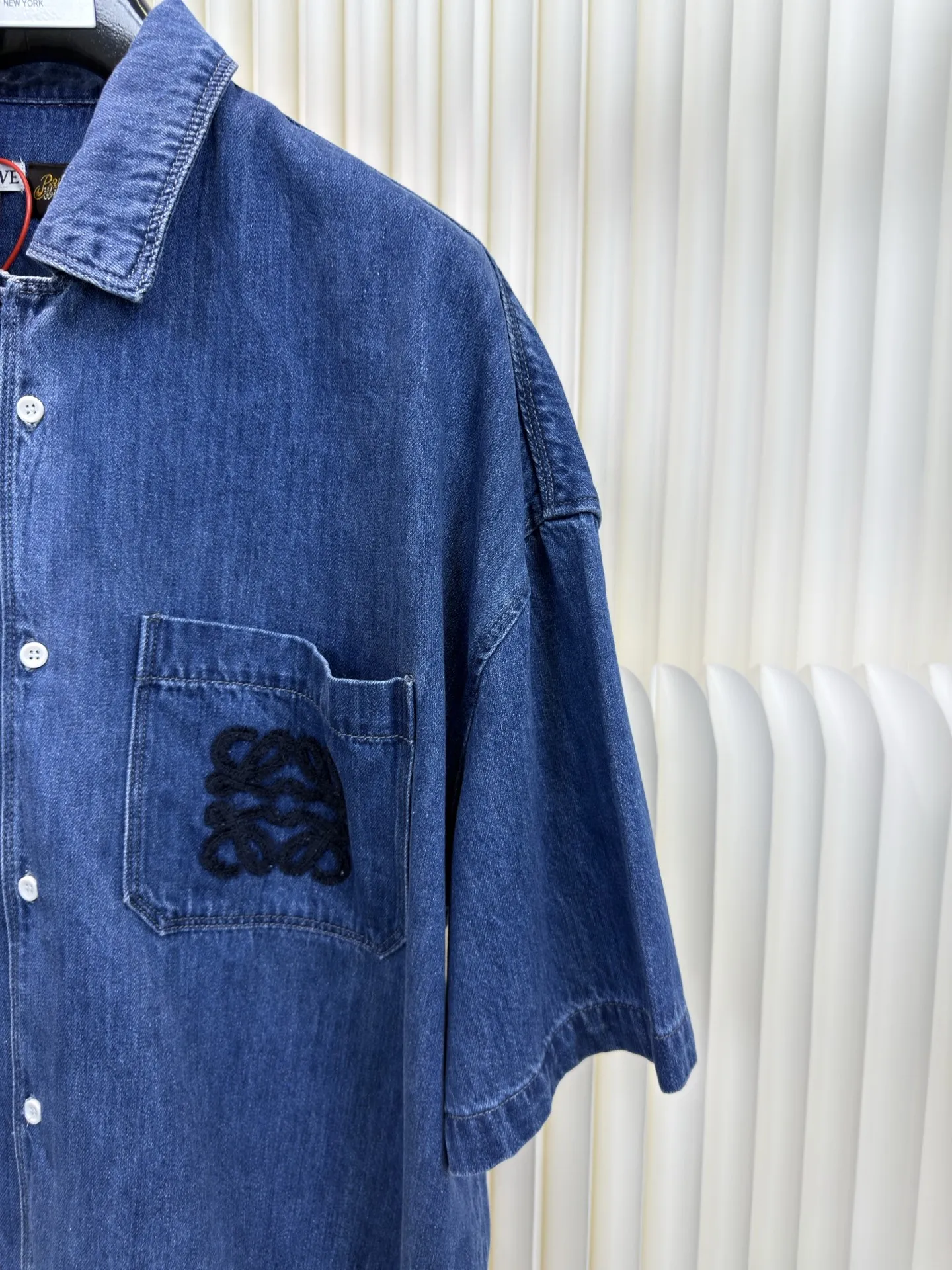 ロエウェ新作黒シャツスタイル - 画像 (4)