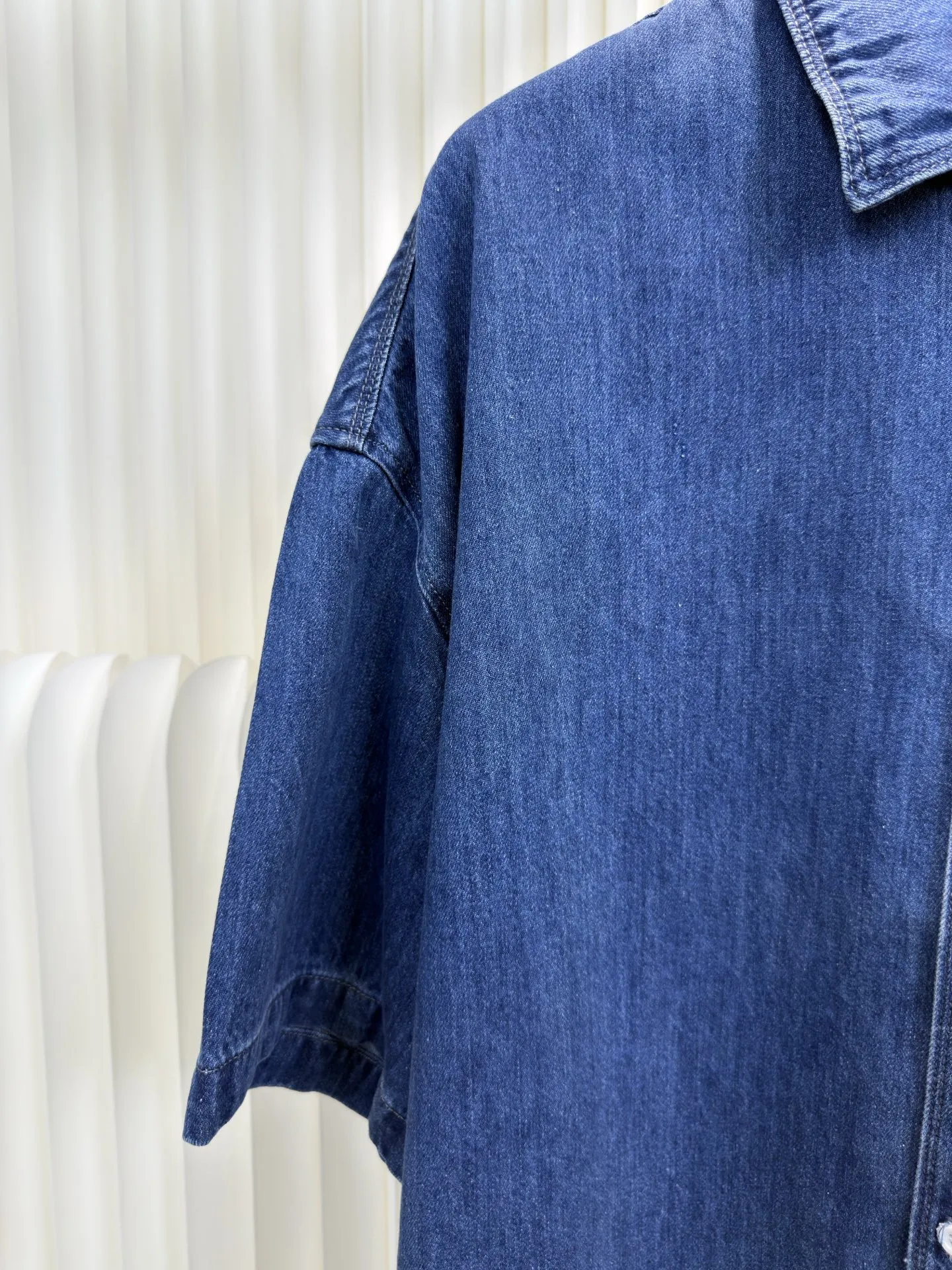 ロエウェ新作黒シャツスタイル - 画像 (5)