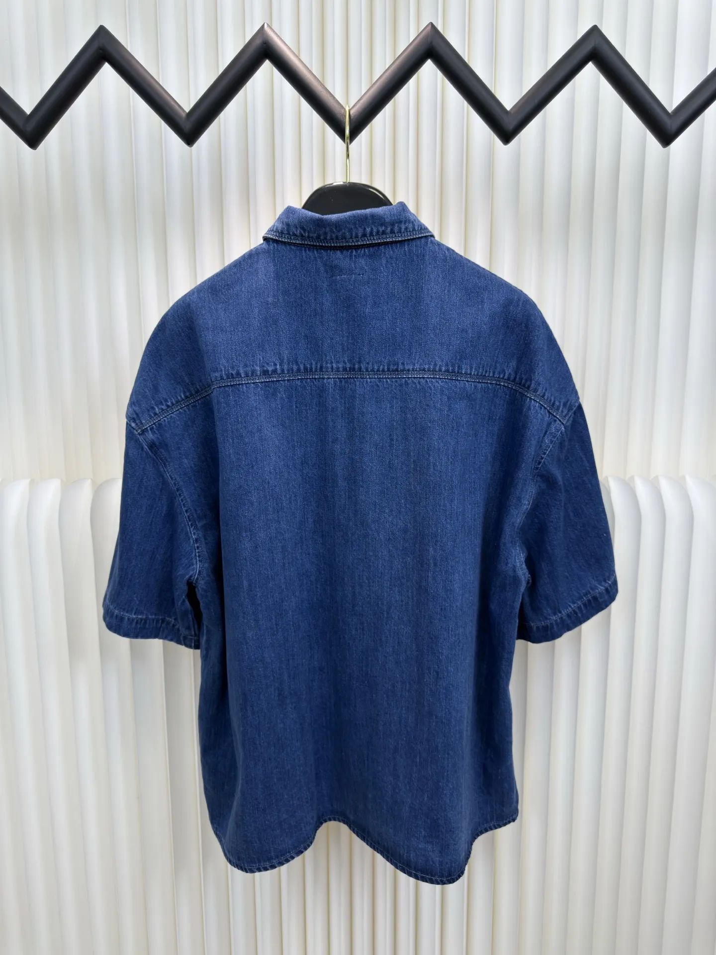 ロエウェ新作黒シャツスタイル - 画像 (6)