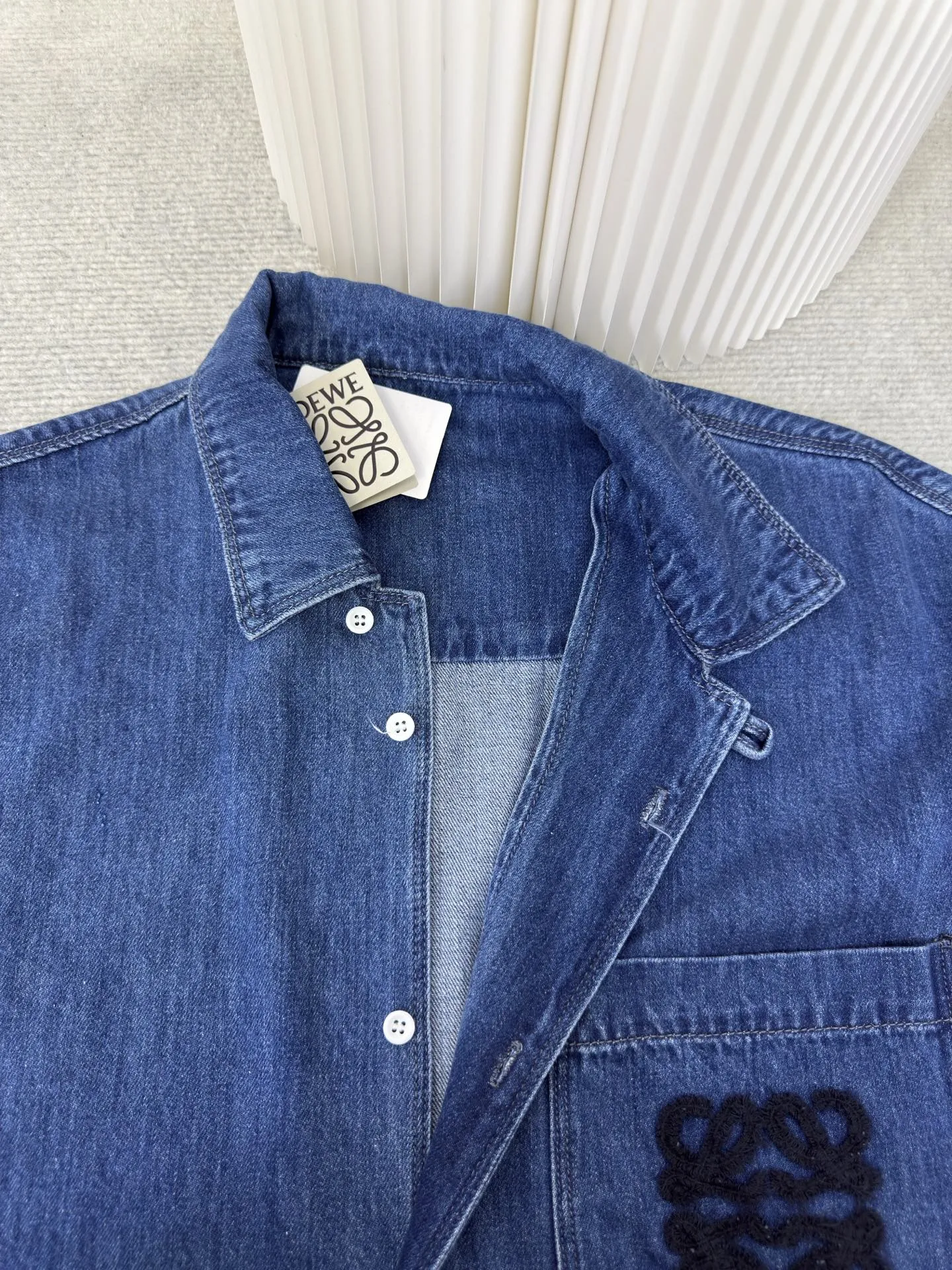 ロエウェ新作黒シャツスタイル - 画像 (7)