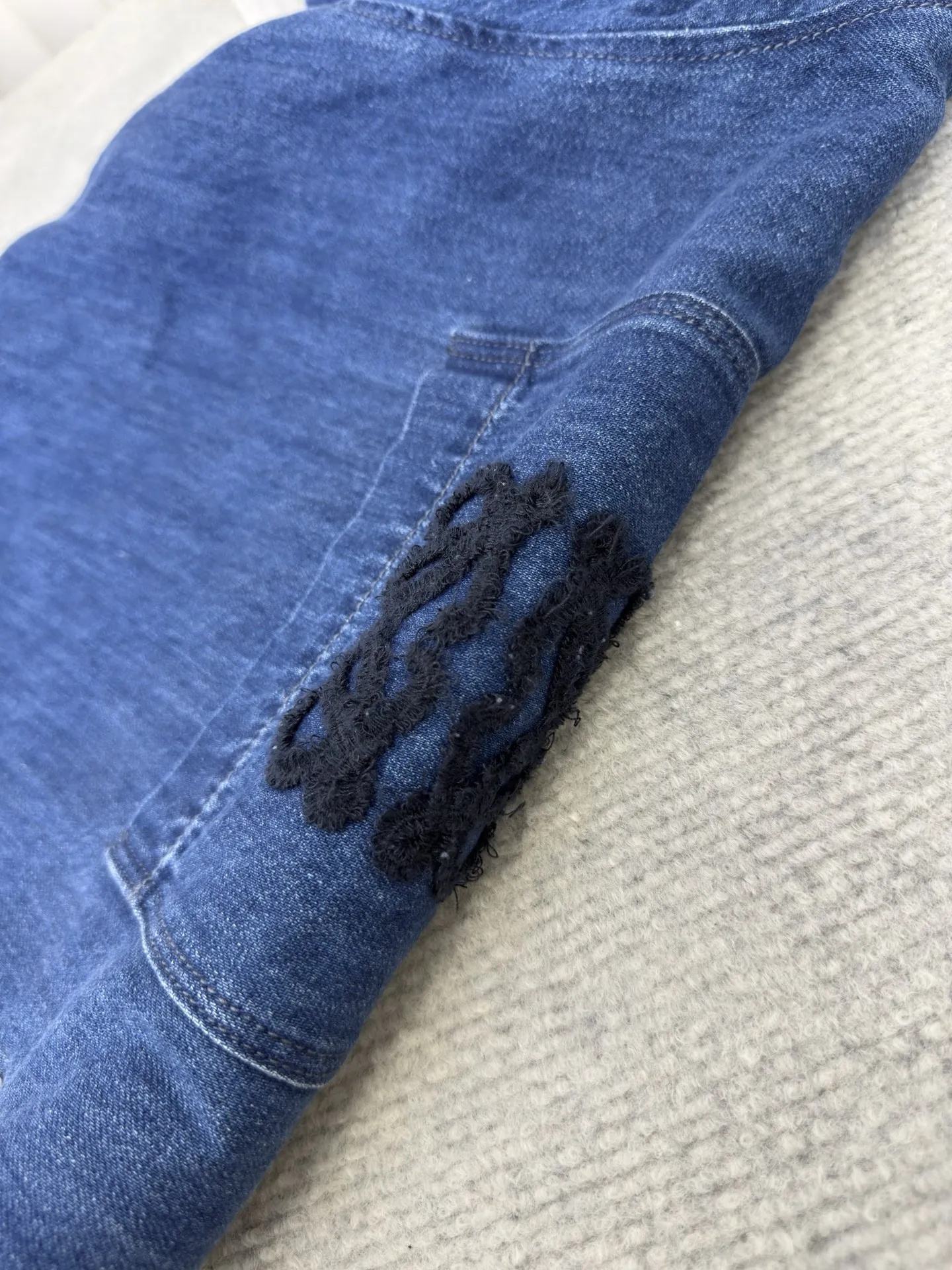 ロエウェ新作黒シャツスタイル - 画像 (8)