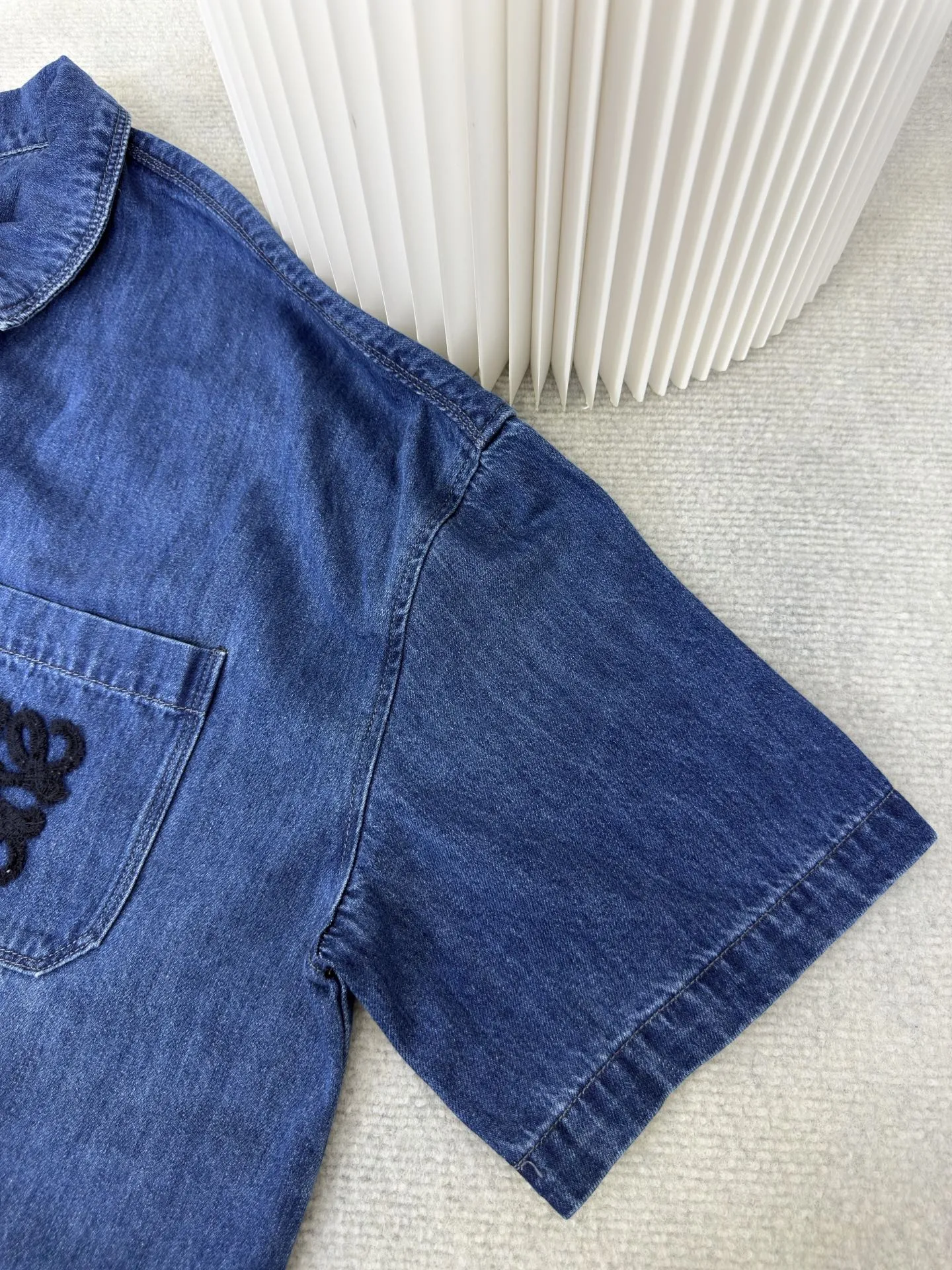 ロエウェ新作黒シャツスタイル - 画像 (9)