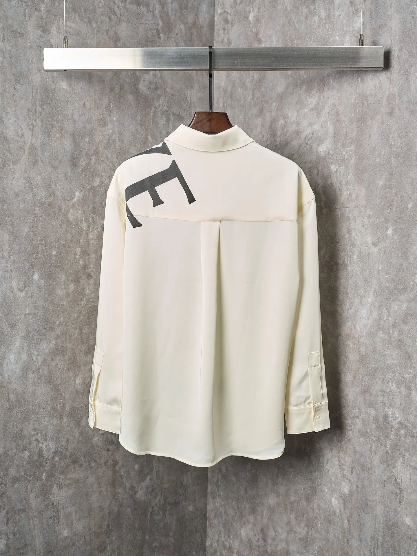 LOEWE新作黒ロゴシルクシャツ - 画像 (3)