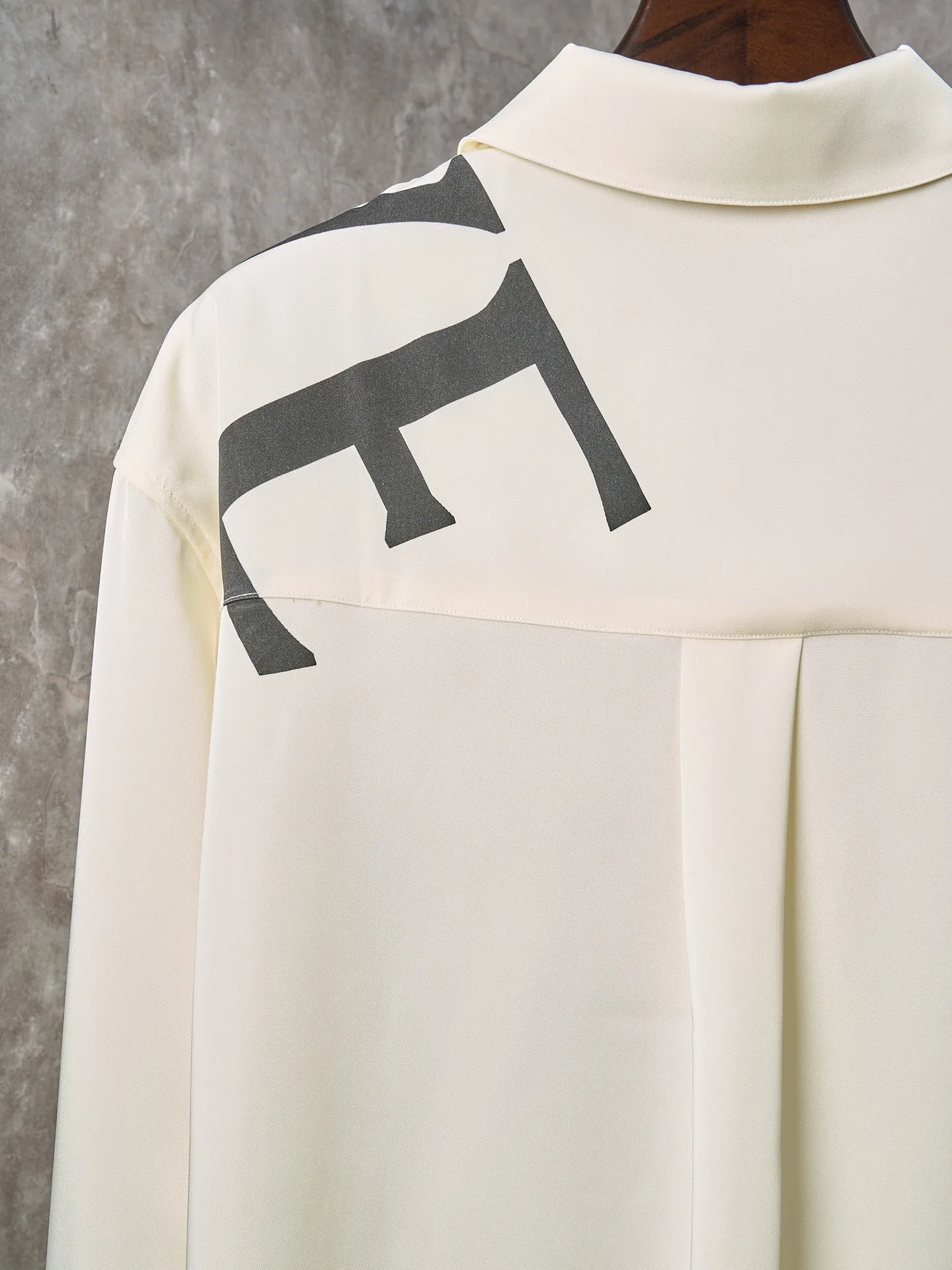 LOEWE新作黒ロゴシルクシャツ - 画像 (8)