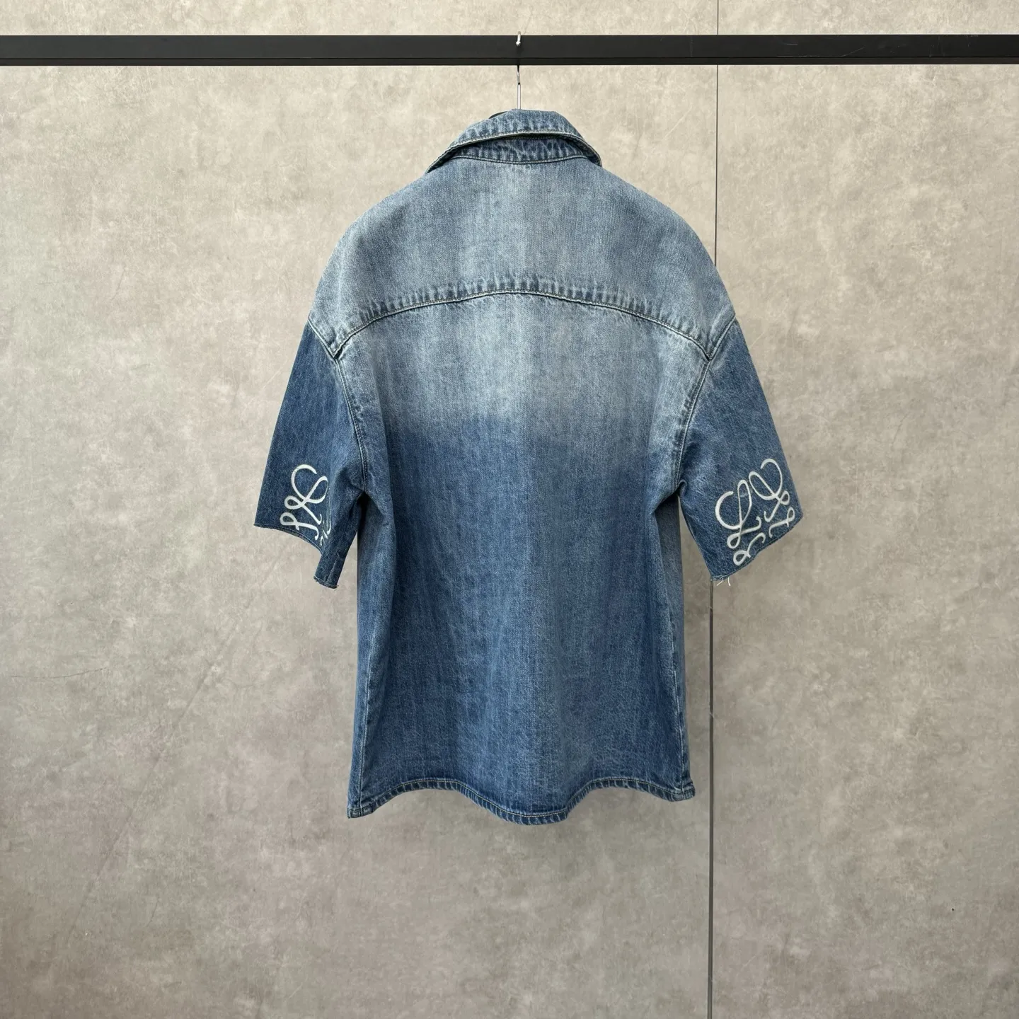 Loewe新作Anagram黒のチェック柄短袖シャツ - 画像 (3)