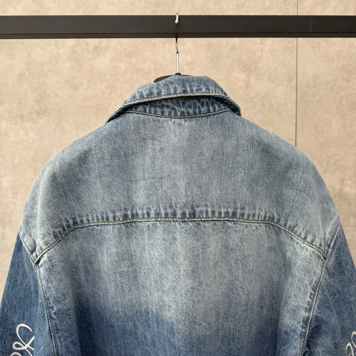 Loewe新作Anagram黒のチェック柄短袖シャツ - 画像 (5)