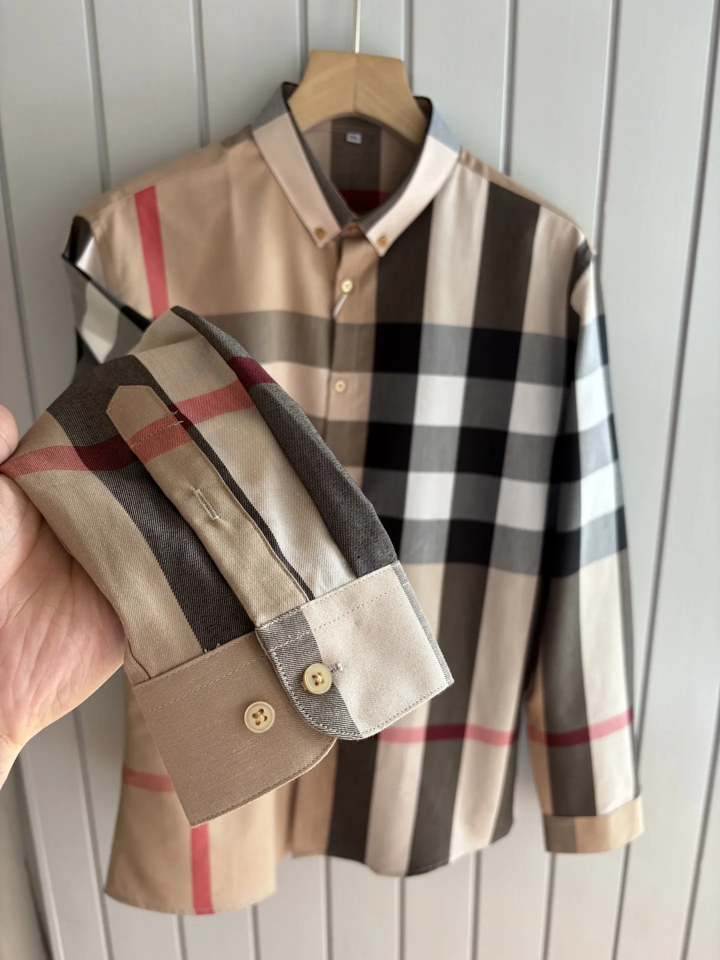 バーバリーレディース新作黒のチェック柄シャツ - 画像 (7)