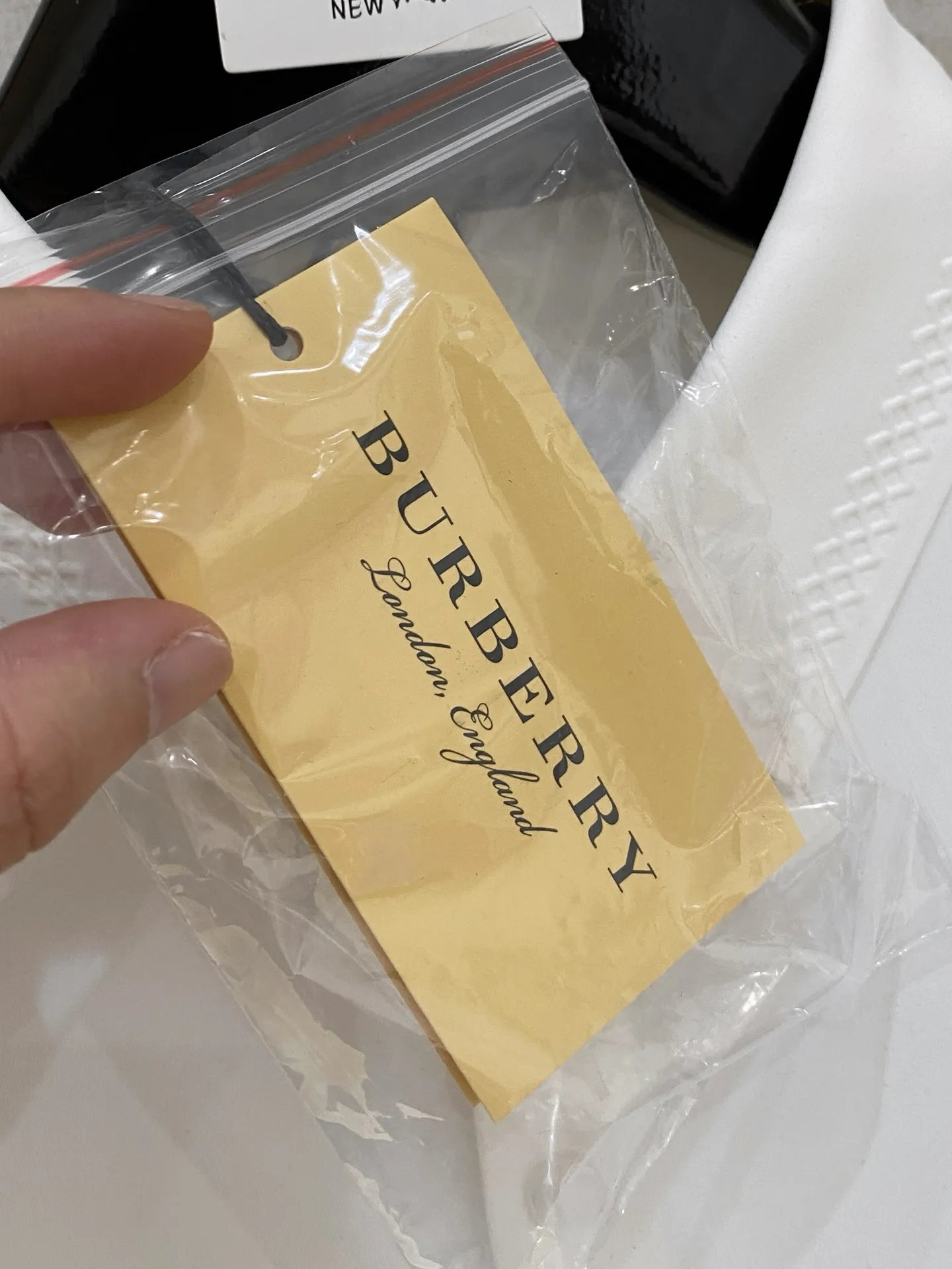 Burberry 2025SS新作白ポロ襟長袖シャツ - 画像 (6)