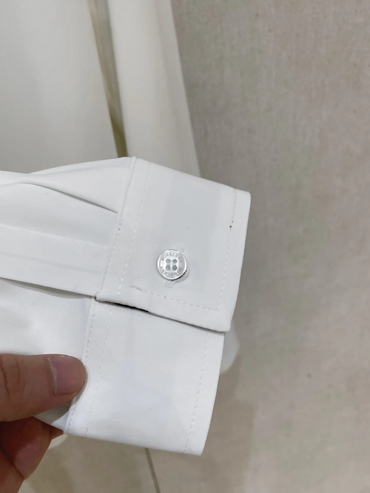 Burberry 2025SS新作白ポロ襟長袖シャツ - 画像 (7)