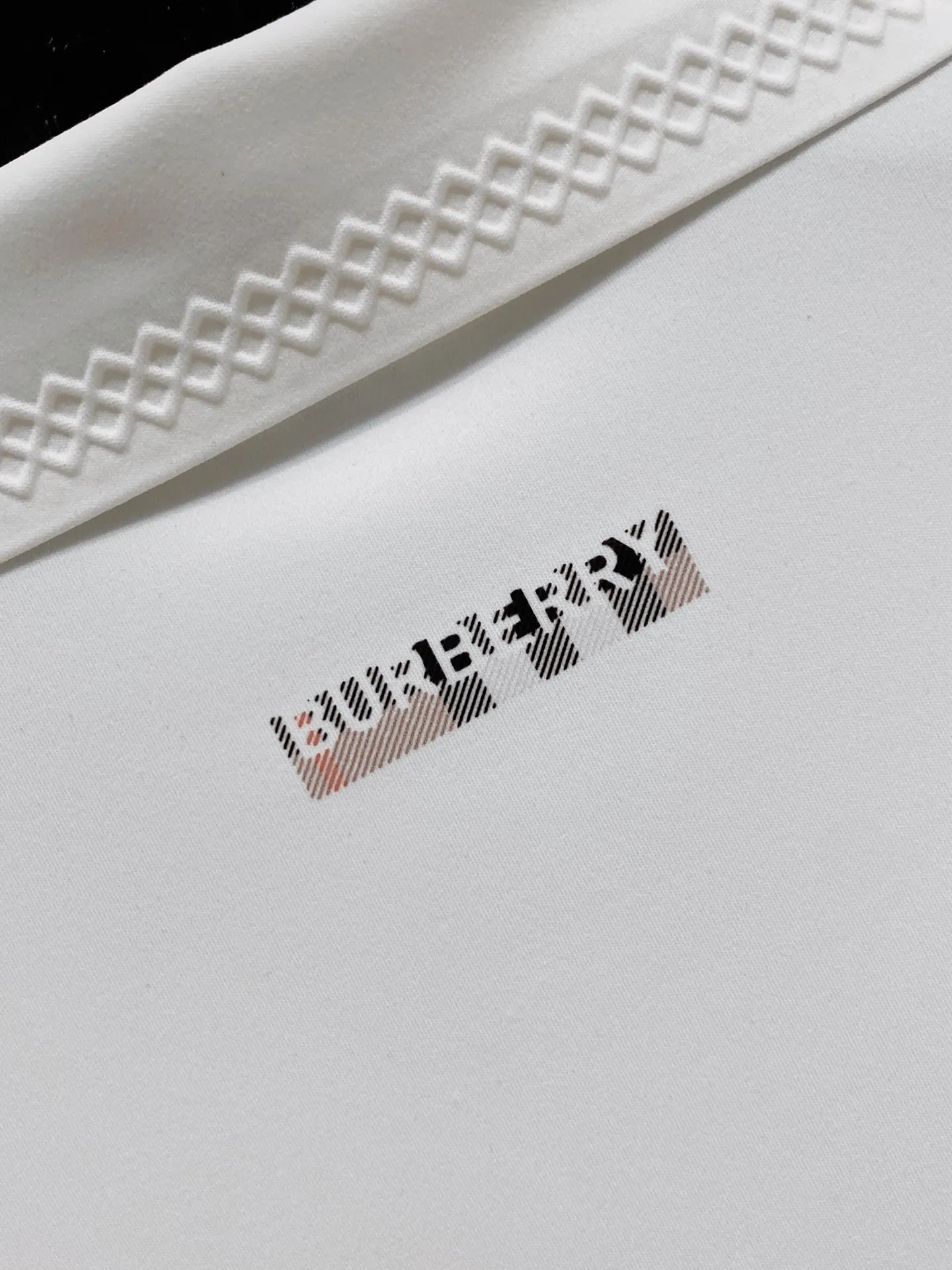 Burberry 2025SS新作白ポロ襟長袖シャツ - 画像 (8)